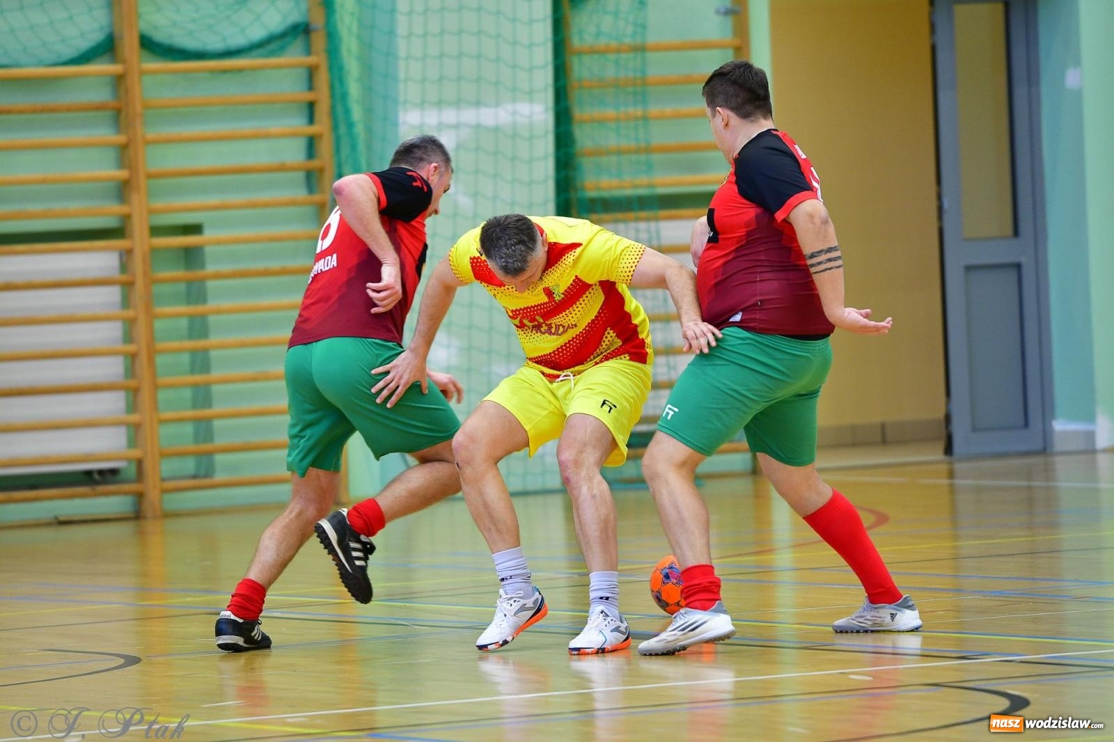 Zdjęcie w galerii na portalu naszwodzislaw.com: Rodzice młodych piłkarzy rywalizowali w hali OSiR Racibórz [FOTO] wiadomości z regionu