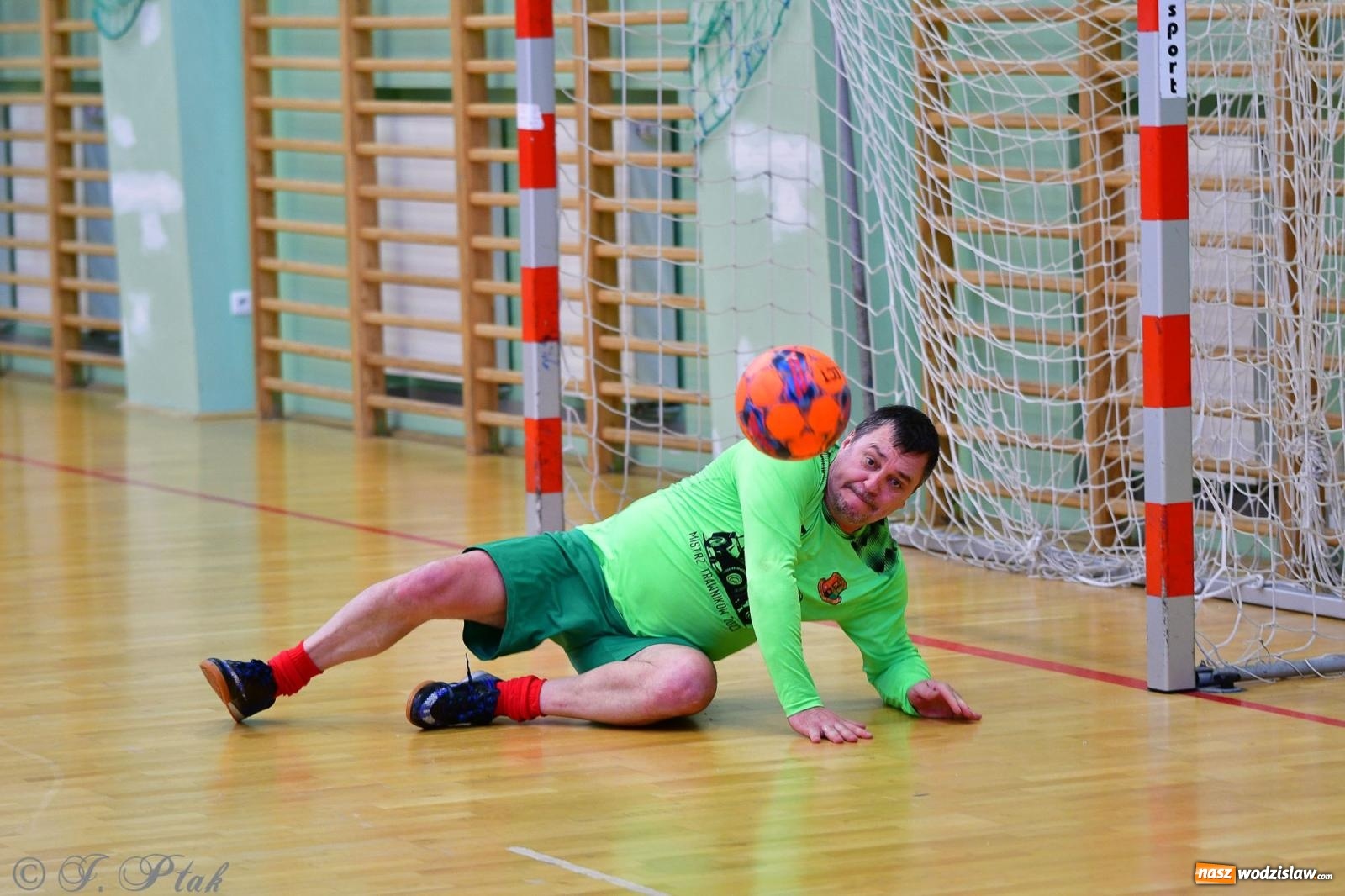 Zdjęcie w galerii na portalu naszwodzislaw.com: Rodzice młodych piłkarzy rywalizowali w hali OSiR Racibórz [FOTO] wiadomości z regionu