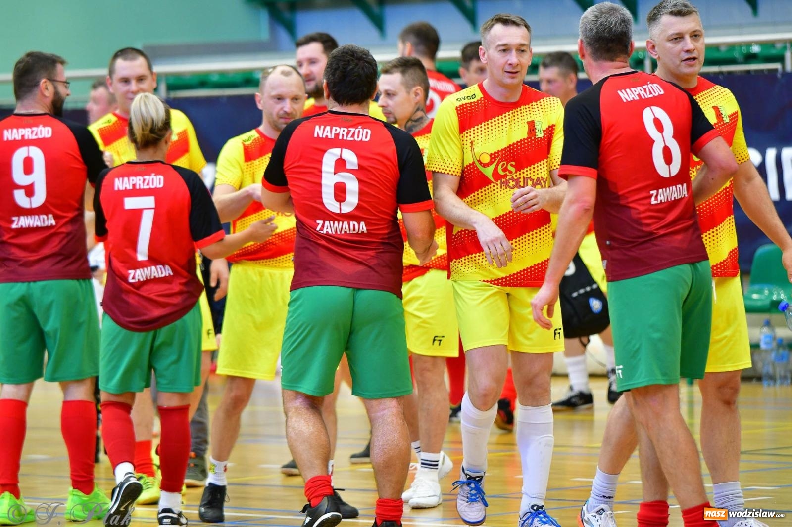 Zdjęcie w galerii na portalu naszwodzislaw.com: Rodzice młodych piłkarzy rywalizowali w hali OSiR Racibórz [FOTO] wiadomości z regionu