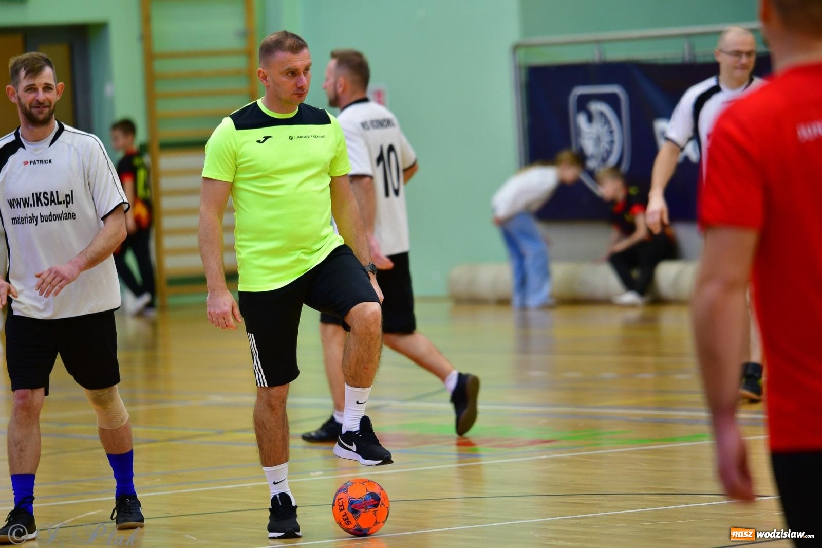 Zdjęcie w galerii na portalu naszwodzislaw.com: Rodzice młodych piłkarzy rywalizowali w hali OSiR Racibórz [FOTO] wiadomości z regionu