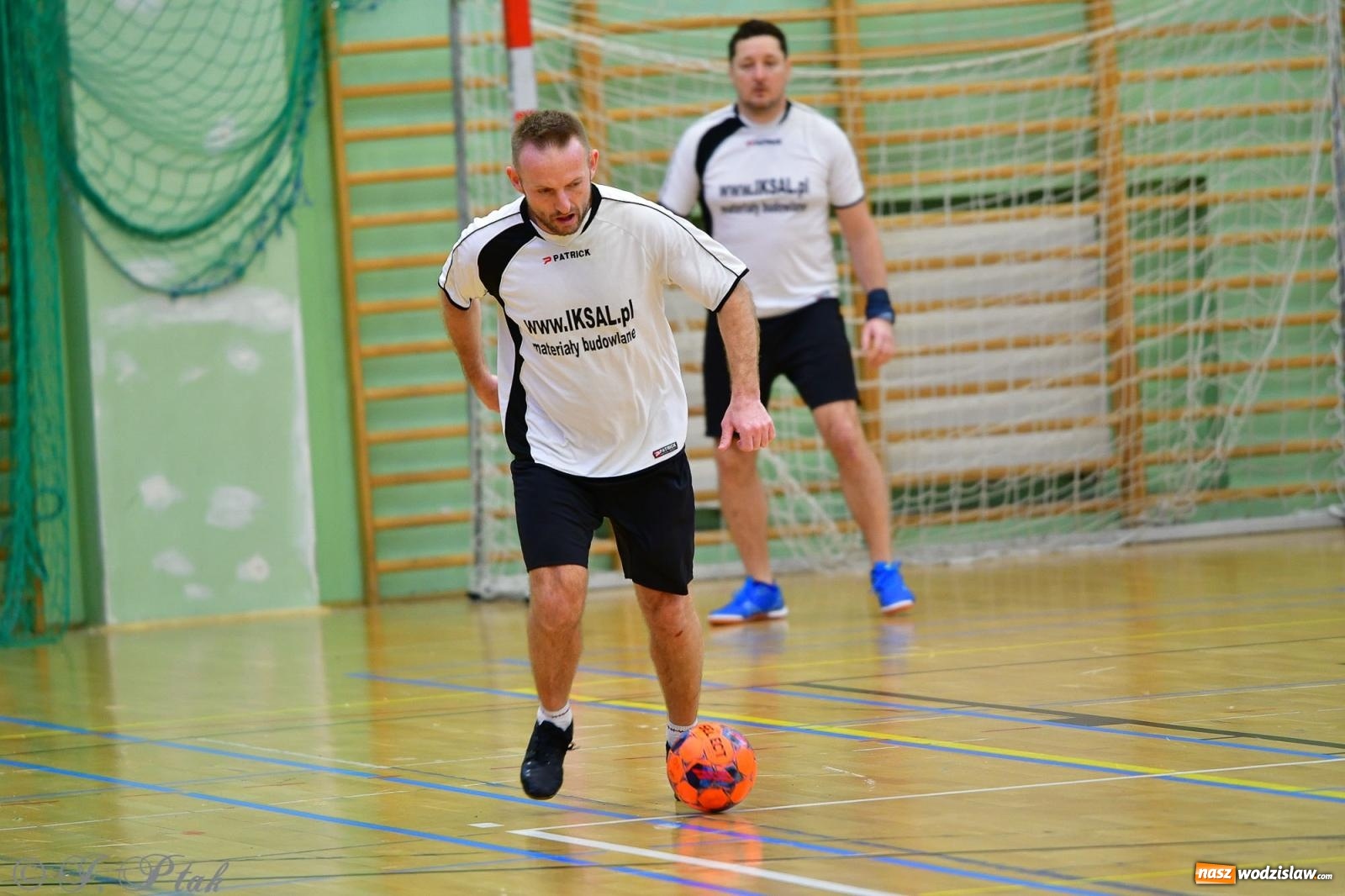 Zdjęcie w galerii na portalu naszwodzislaw.com: Rodzice młodych piłkarzy rywalizowali w hali OSiR Racibórz [FOTO] wiadomości z regionu