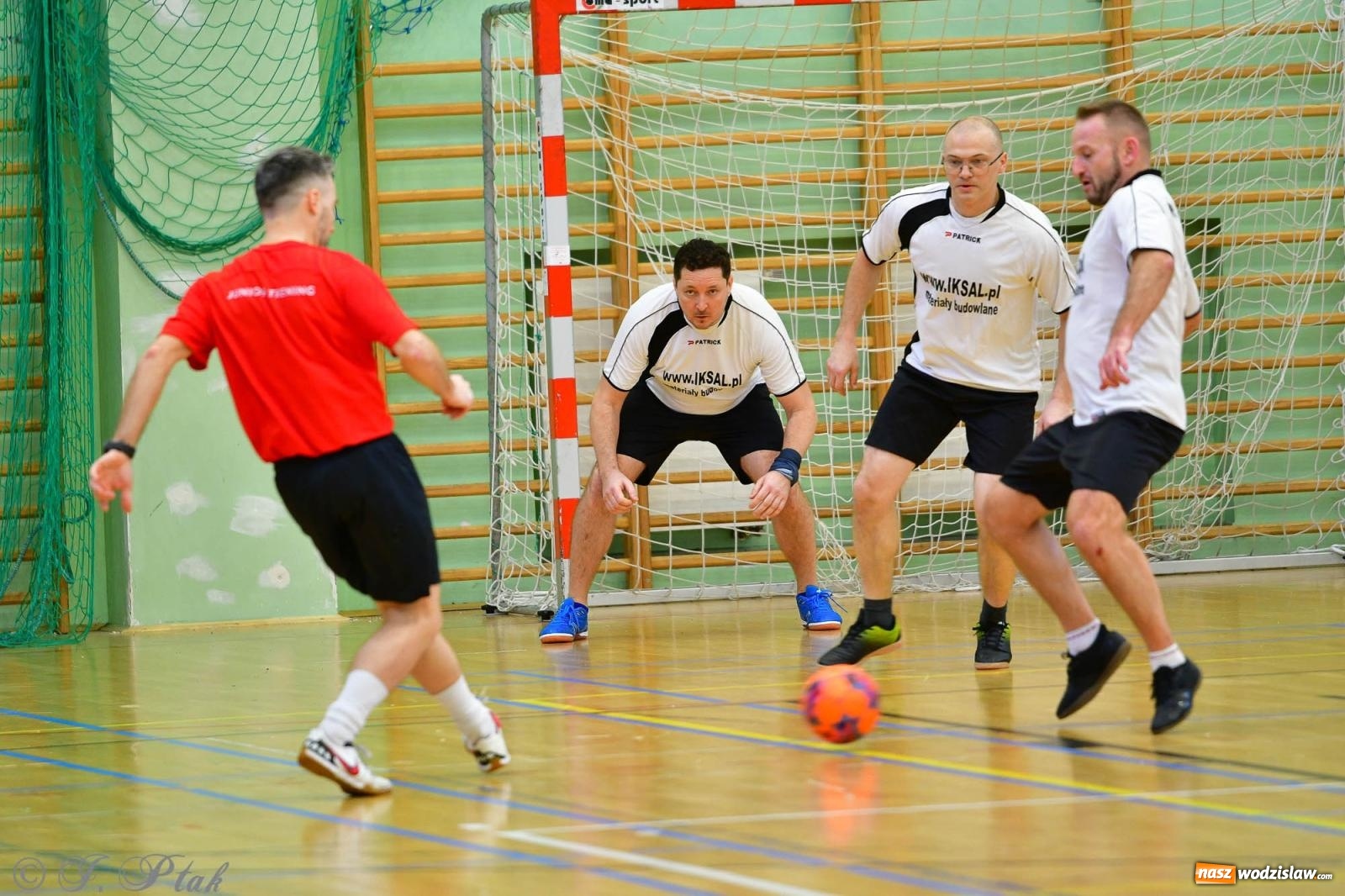 Zdjęcie w galerii na portalu naszwodzislaw.com: Rodzice młodych piłkarzy rywalizowali w hali OSiR Racibórz [FOTO] wiadomości z regionu