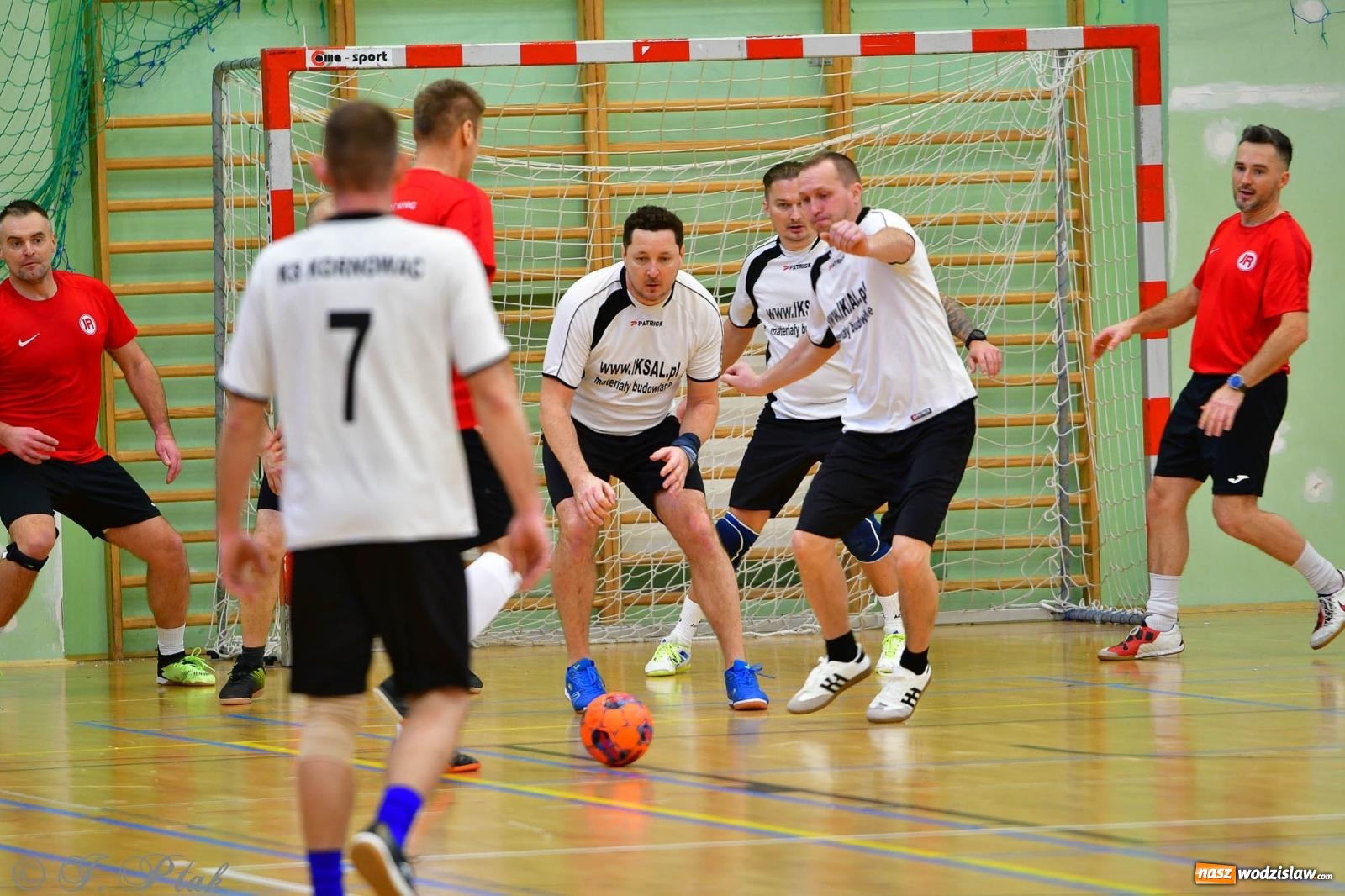 Zdjęcie w galerii na portalu naszwodzislaw.com: Rodzice młodych piłkarzy rywalizowali w hali OSiR Racibórz [FOTO] wiadomości z regionu