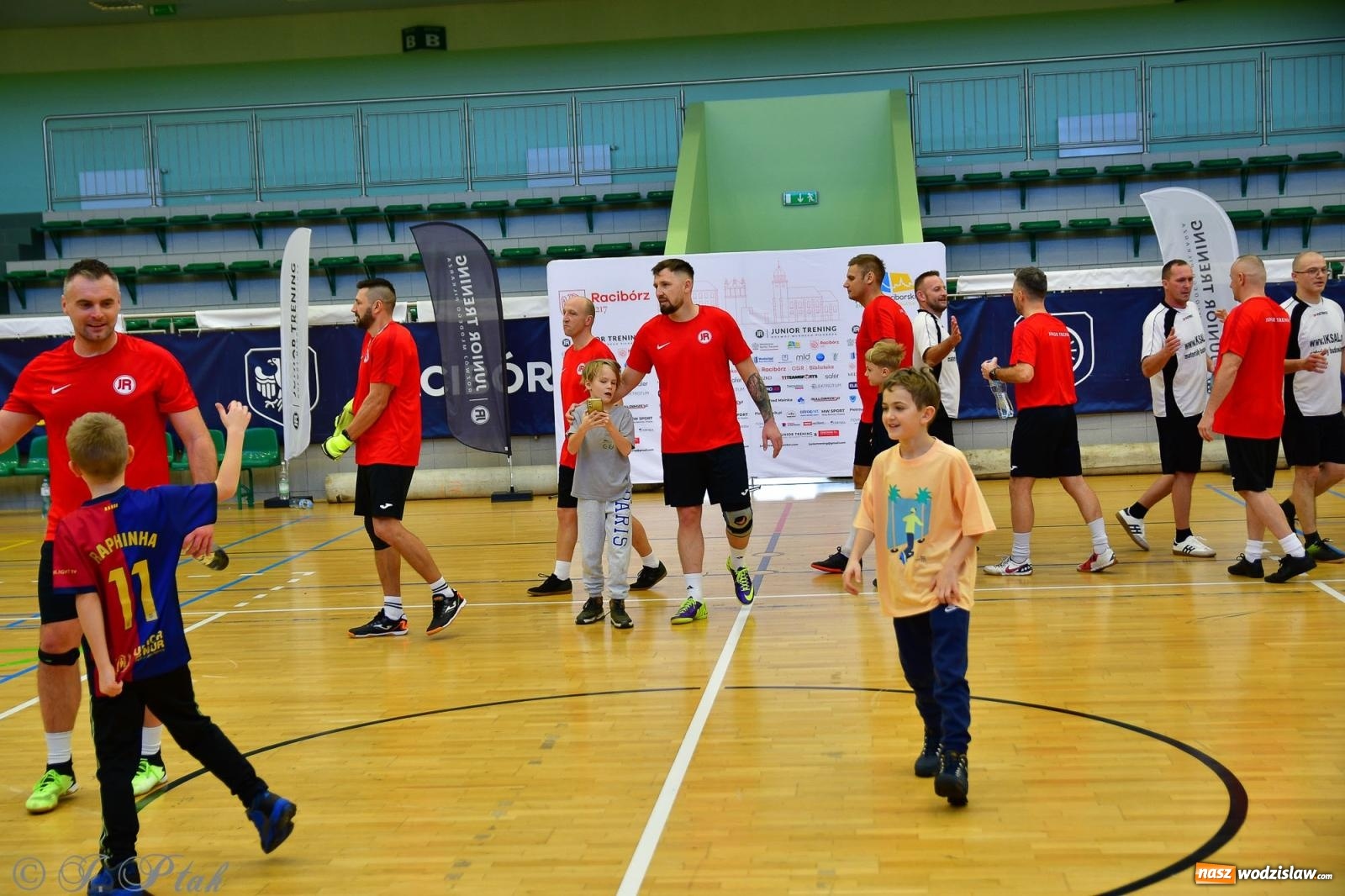 Zdjęcie w galerii na portalu naszwodzislaw.com: Rodzice młodych piłkarzy rywalizowali w hali OSiR Racibórz [FOTO] wiadomości z regionu