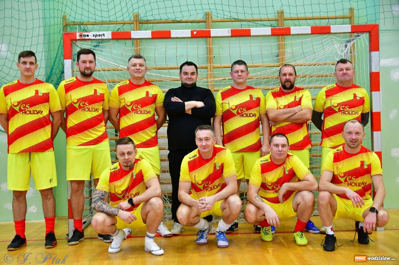 Zdjęcie w galerii na portalu naszwodzislaw.com: Rodzice młodych piłkarzy rywalizowali w hali OSiR Racibórz [FOTO] wiadomości z regionu