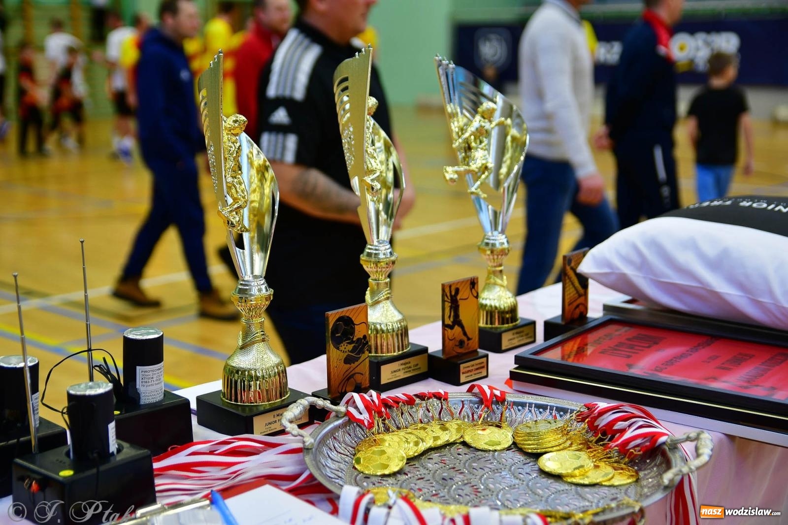 Zdjęcie w galerii na portalu naszwodzislaw.com: Rodzice młodych piłkarzy rywalizowali w hali OSiR Racibórz [FOTO] wiadomości z regionu