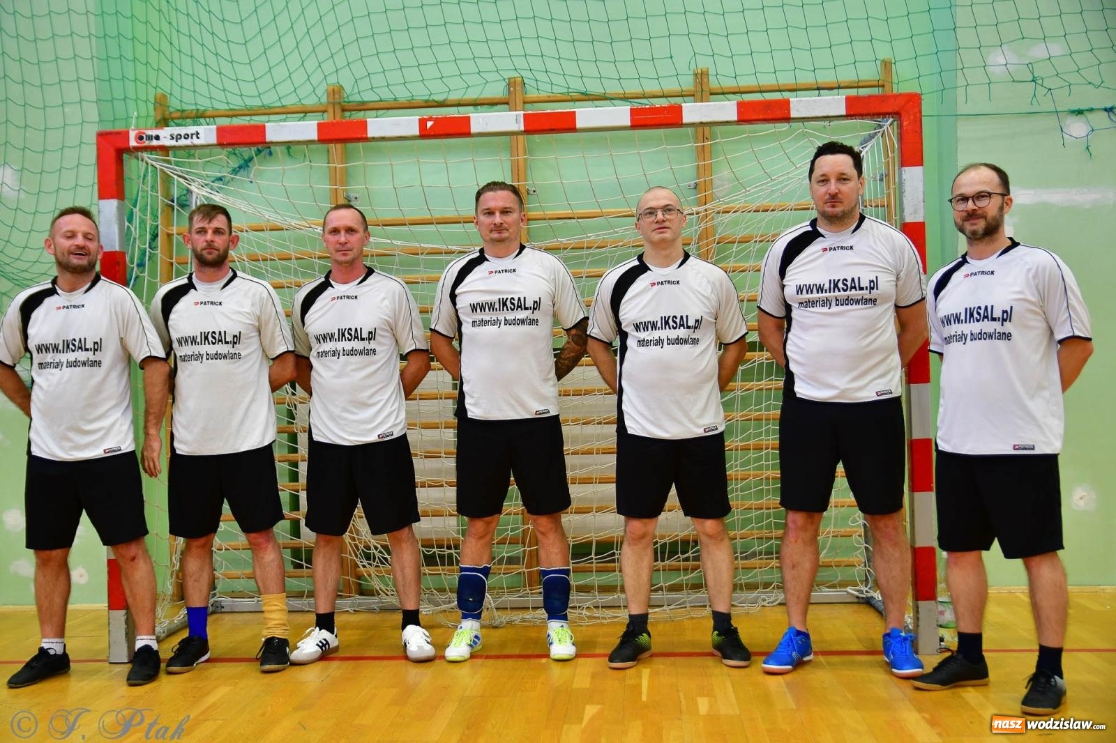 Zdjęcie w galerii na portalu naszwodzislaw.com: Rodzice młodych piłkarzy rywalizowali w hali OSiR Racibórz [FOTO] wiadomości z regionu