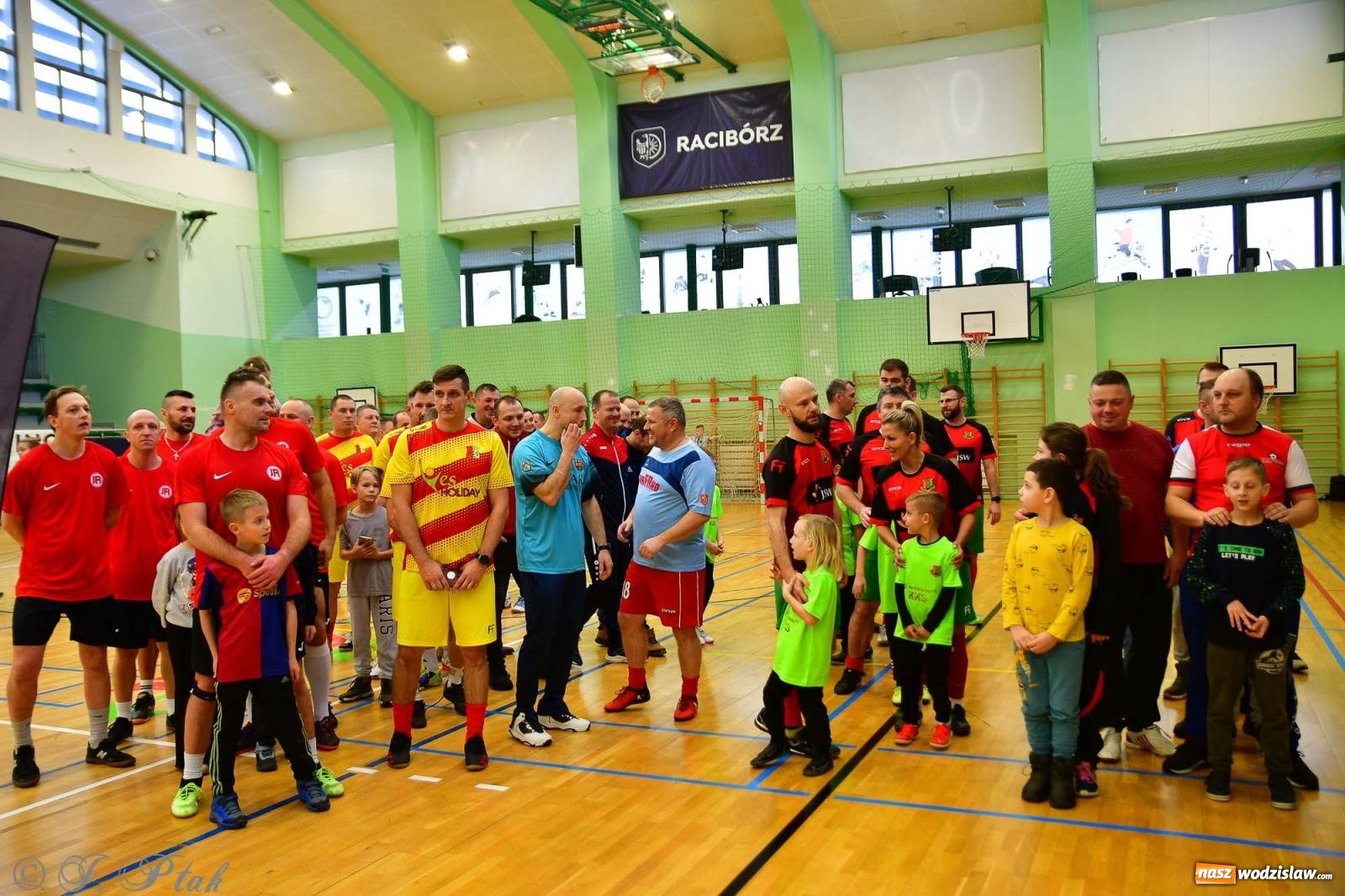 Zdjęcie w galerii na portalu naszwodzislaw.com: Rodzice młodych piłkarzy rywalizowali w hali OSiR Racibórz [FOTO] wiadomości z regionu