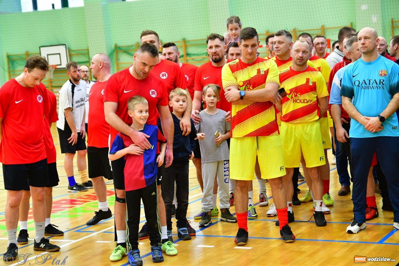 Zdjęcie w galerii na portalu naszwodzislaw.com: Rodzice młodych piłkarzy rywalizowali w hali OSiR Racibórz [FOTO] wiadomości z regionu