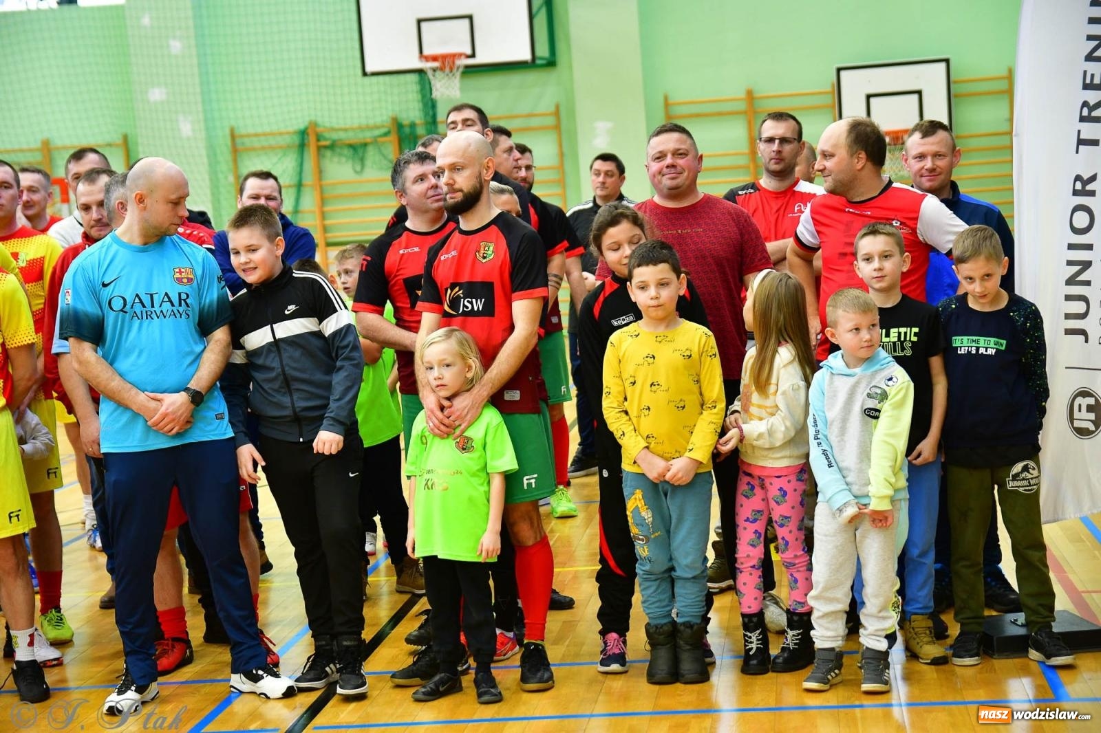 Zdjęcie w galerii na portalu naszwodzislaw.com: Rodzice młodych piłkarzy rywalizowali w hali OSiR Racibórz [FOTO] wiadomości z regionu