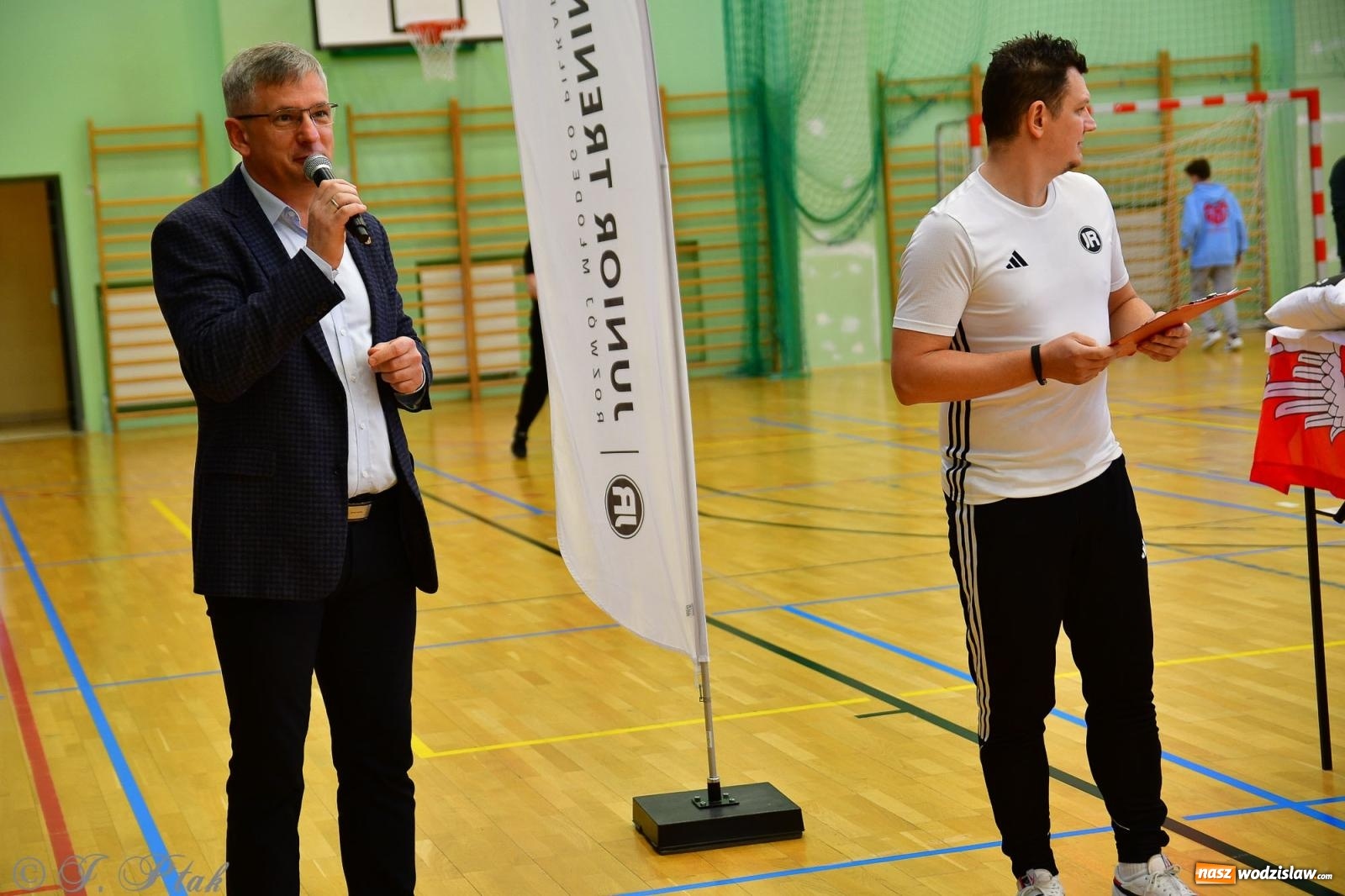 Zdjęcie w galerii na portalu naszwodzislaw.com: Rodzice młodych piłkarzy rywalizowali w hali OSiR Racibórz [FOTO] wiadomości z regionu