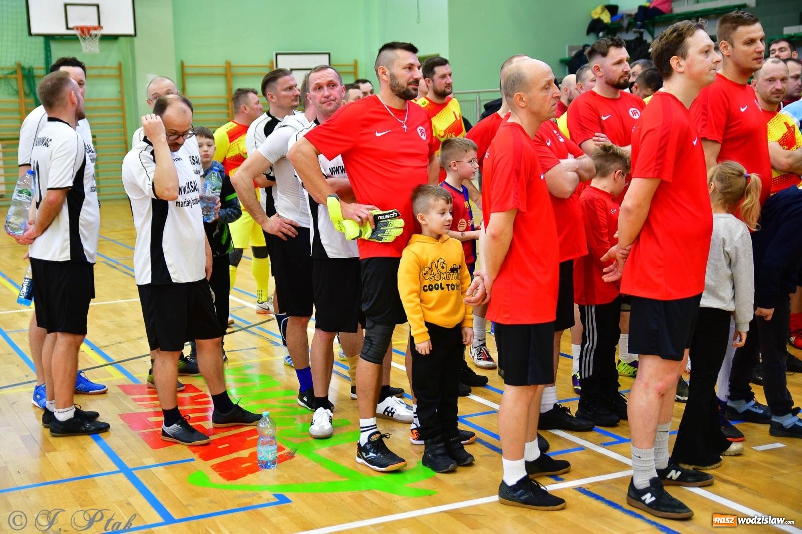 Zdjęcie w galerii na portalu naszwodzislaw.com: Rodzice młodych piłkarzy rywalizowali w hali OSiR Racibórz [FOTO] wiadomości z regionu