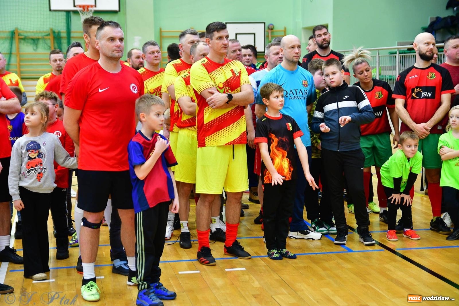 Zdjęcie w galerii na portalu naszwodzislaw.com: Rodzice młodych piłkarzy rywalizowali w hali OSiR Racibórz [FOTO] wiadomości z regionu