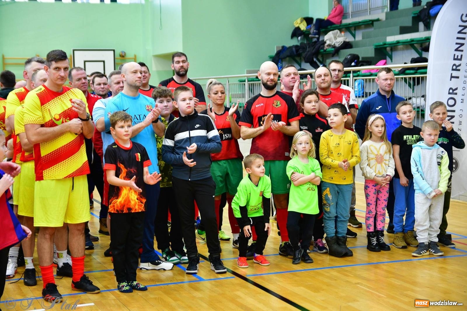 Zdjęcie w galerii na portalu naszwodzislaw.com: Rodzice młodych piłkarzy rywalizowali w hali OSiR Racibórz [FOTO] wiadomości z regionu