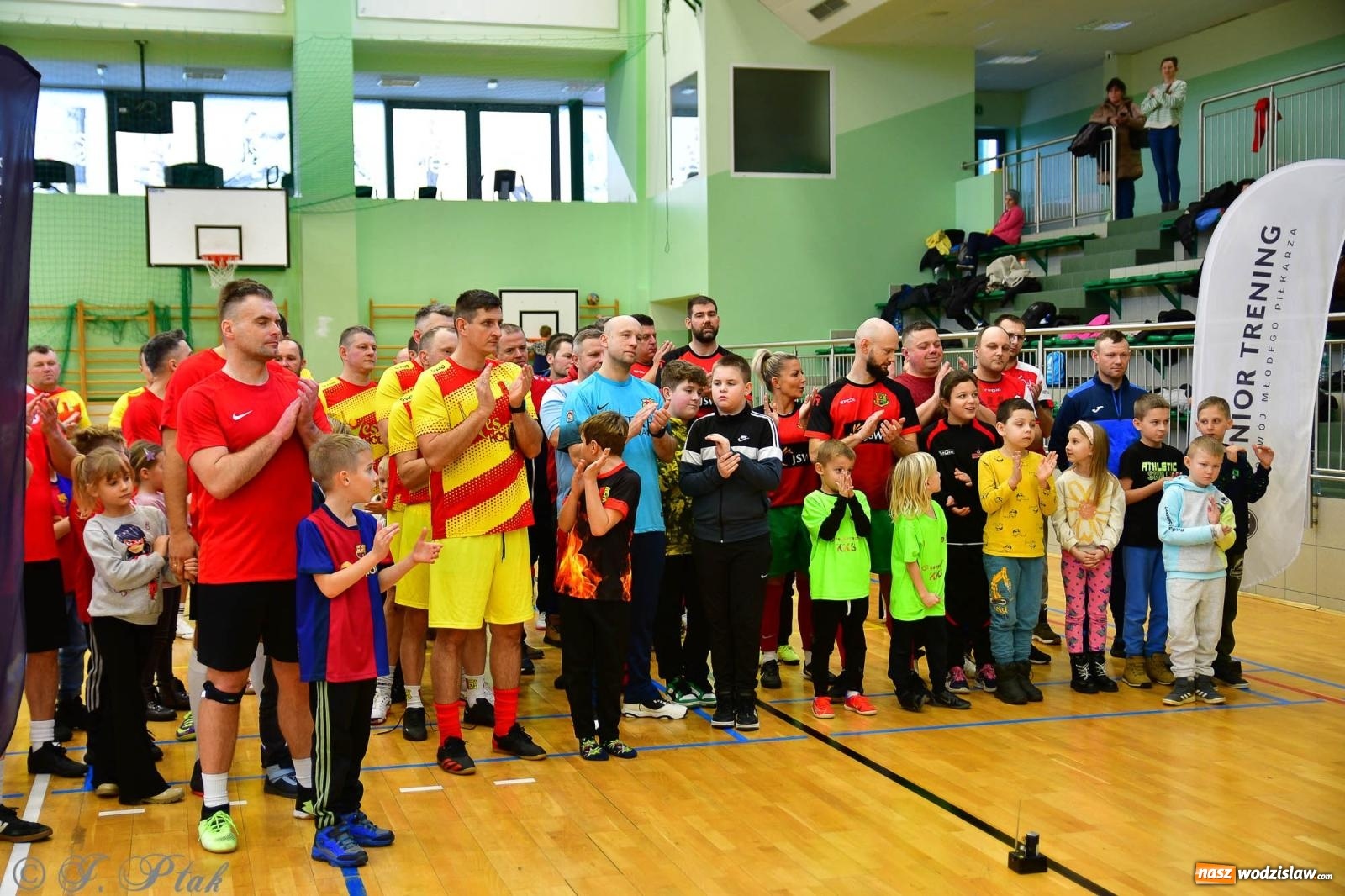 Zdjęcie w galerii na portalu naszwodzislaw.com: Rodzice młodych piłkarzy rywalizowali w hali OSiR Racibórz [FOTO] wiadomości z regionu