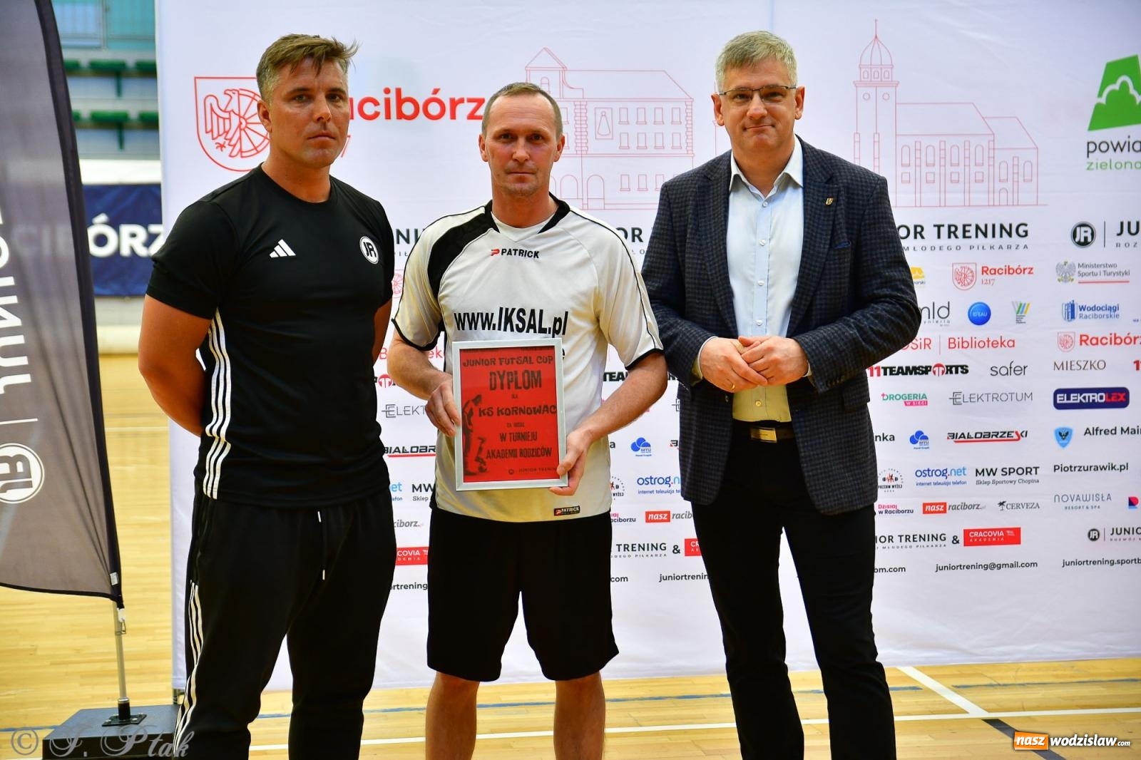 Zdjęcie w galerii na portalu naszwodzislaw.com: Rodzice młodych piłkarzy rywalizowali w hali OSiR Racibórz [FOTO] wiadomości z regionu