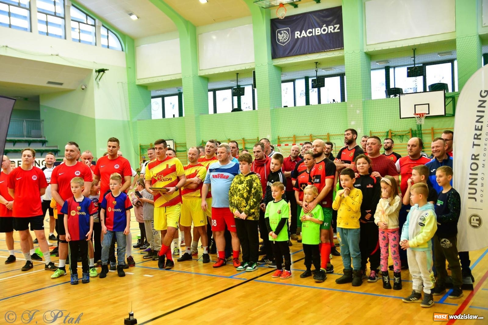 Zdjęcie w galerii na portalu naszwodzislaw.com: Rodzice młodych piłkarzy rywalizowali w hali OSiR Racibórz [FOTO] wiadomości z regionu