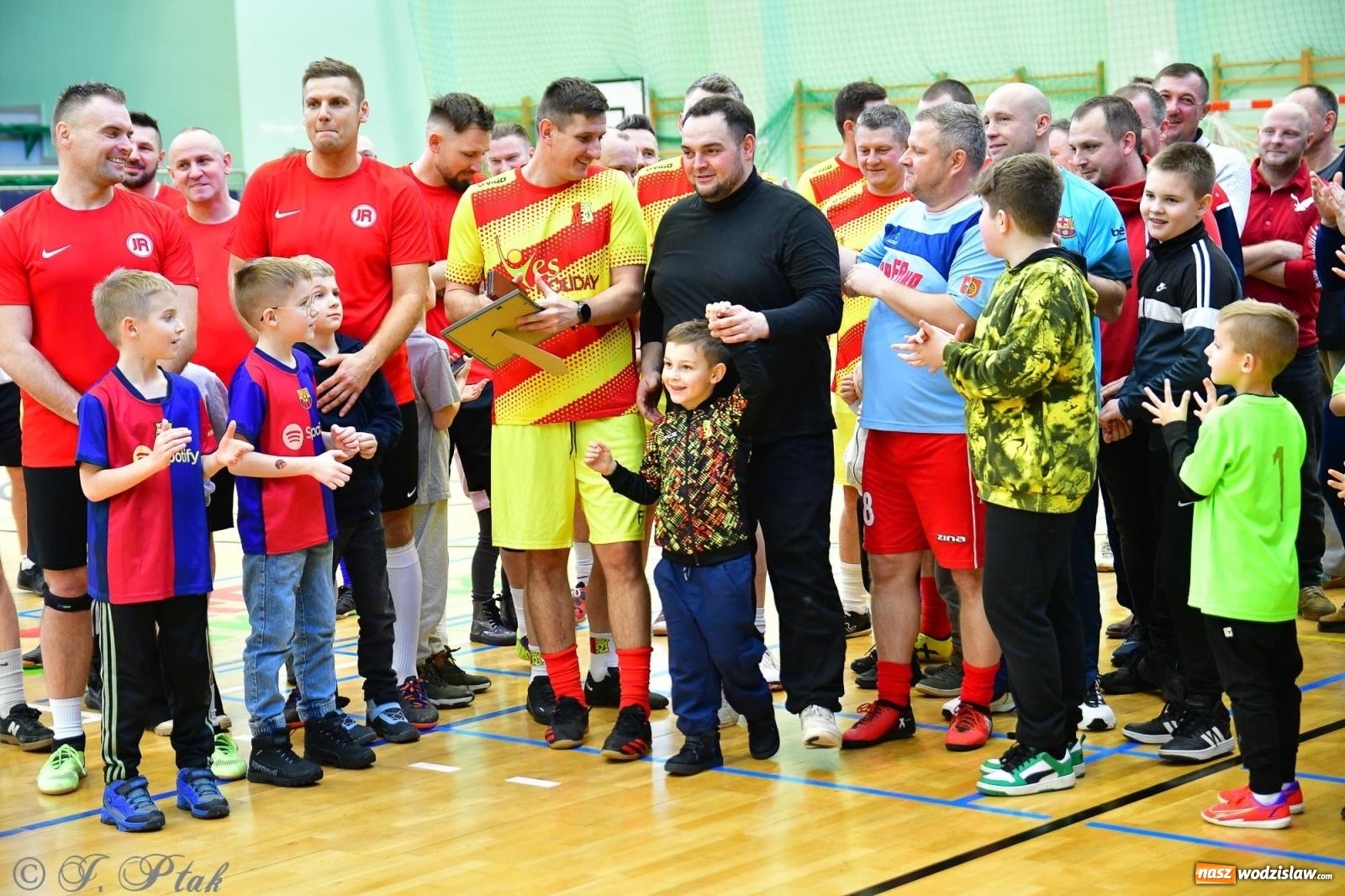 Zdjęcie w galerii na portalu naszwodzislaw.com: Rodzice młodych piłkarzy rywalizowali w hali OSiR Racibórz [FOTO] wiadomości z regionu