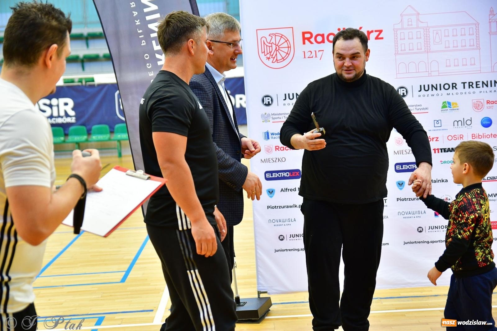 Zdjęcie w galerii na portalu naszwodzislaw.com: Rodzice młodych piłkarzy rywalizowali w hali OSiR Racibórz [FOTO] wiadomości z regionu