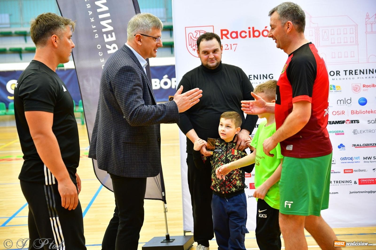 Zdjęcie w galerii na portalu naszwodzislaw.com: Rodzice młodych piłkarzy rywalizowali w hali OSiR Racibórz [FOTO] wiadomości z regionu