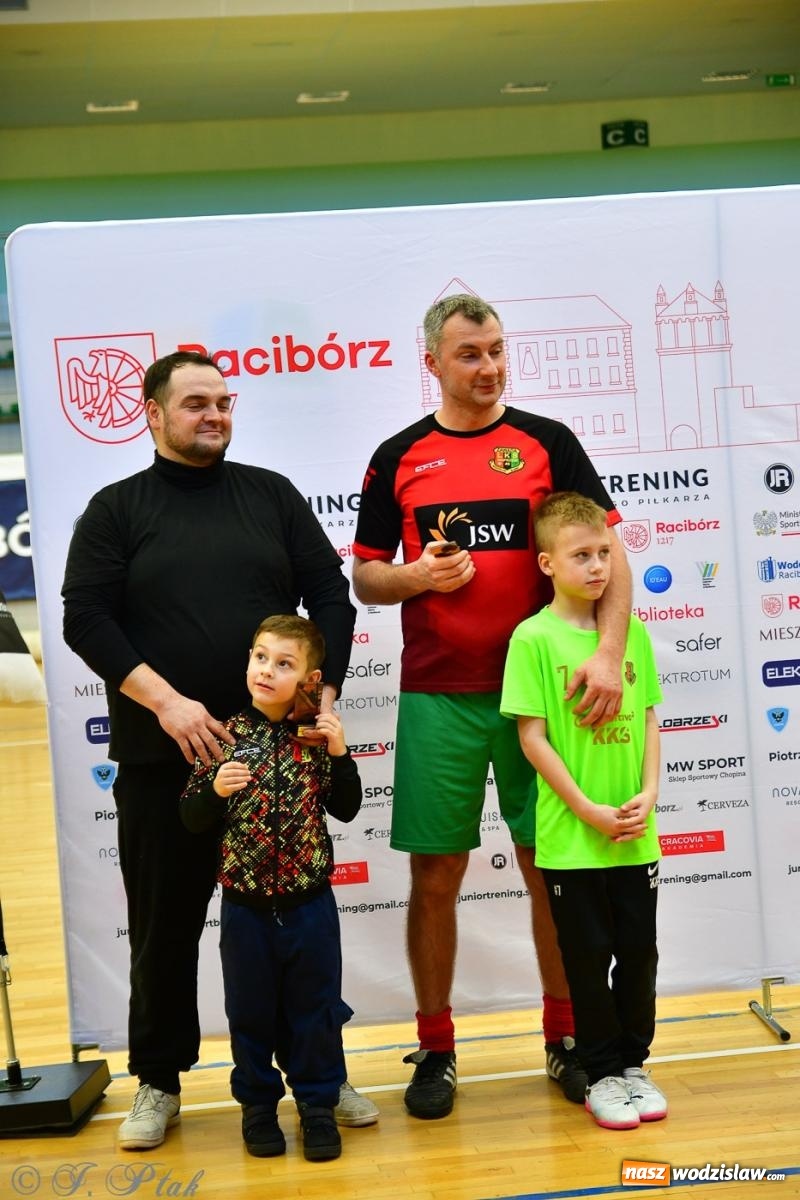 Zdjęcie w galerii na portalu naszwodzislaw.com: Rodzice młodych piłkarzy rywalizowali w hali OSiR Racibórz [FOTO] wiadomości z regionu