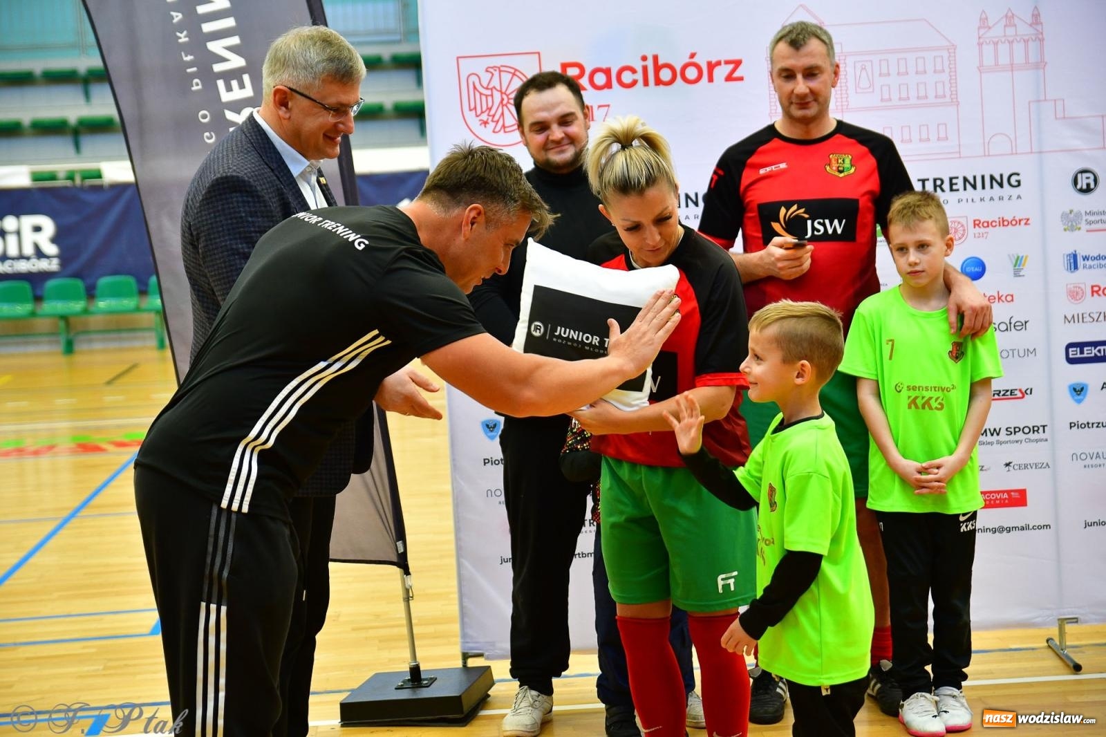 Zdjęcie w galerii na portalu naszwodzislaw.com: Rodzice młodych piłkarzy rywalizowali w hali OSiR Racibórz [FOTO] wiadomości z regionu
