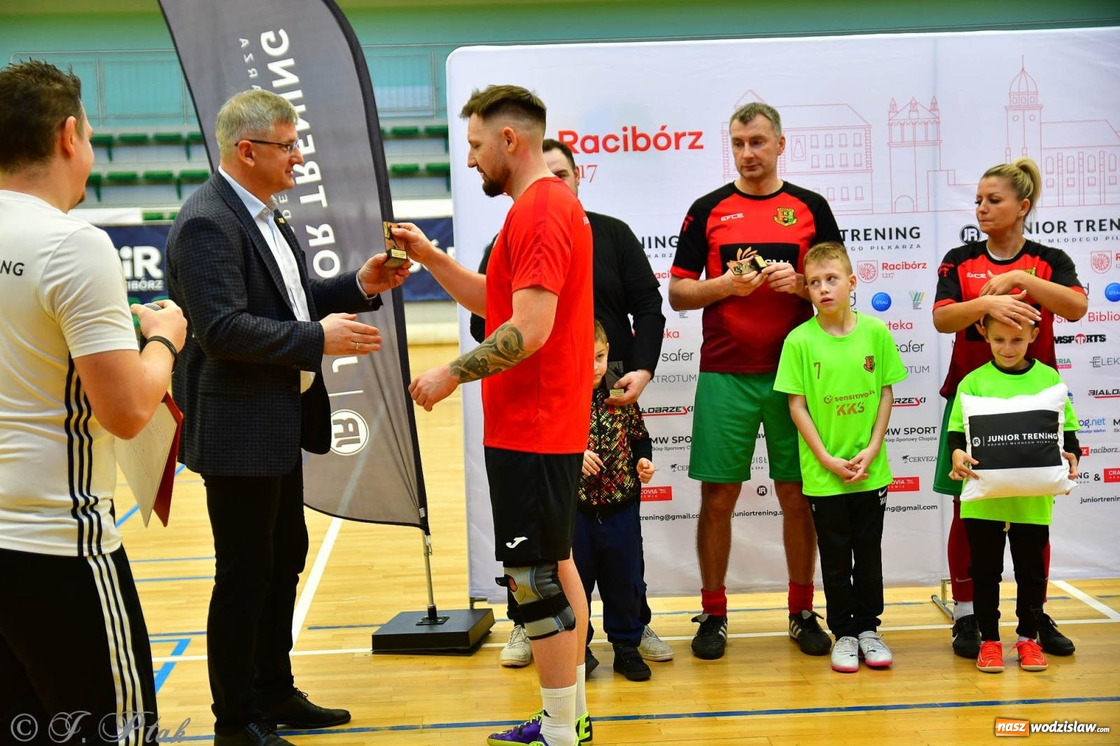 Zdjęcie w galerii na portalu naszwodzislaw.com: Rodzice młodych piłkarzy rywalizowali w hali OSiR Racibórz [FOTO] wiadomości z regionu