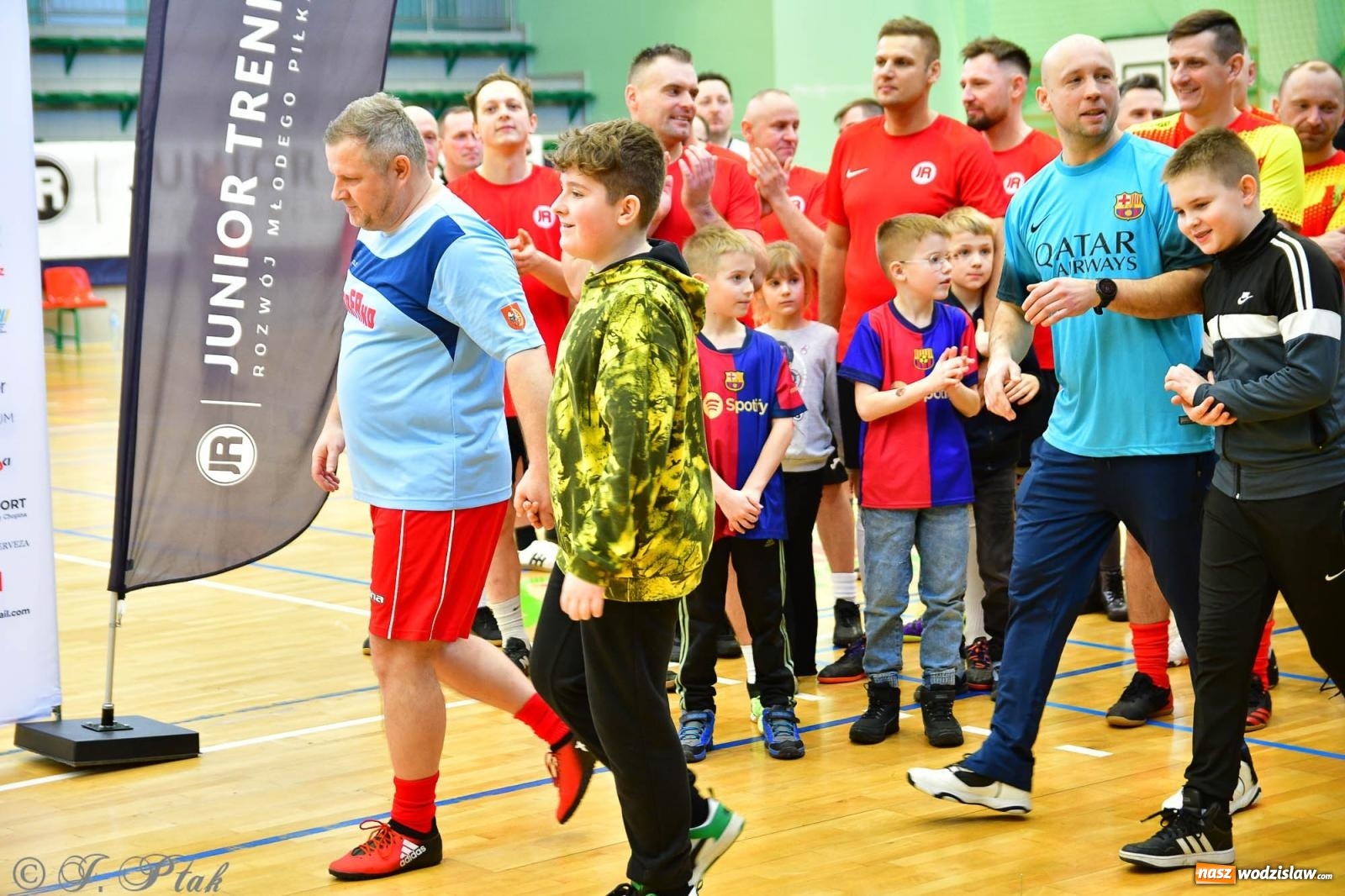 Zdjęcie w galerii na portalu naszwodzislaw.com: Rodzice młodych piłkarzy rywalizowali w hali OSiR Racibórz [FOTO] wiadomości z regionu