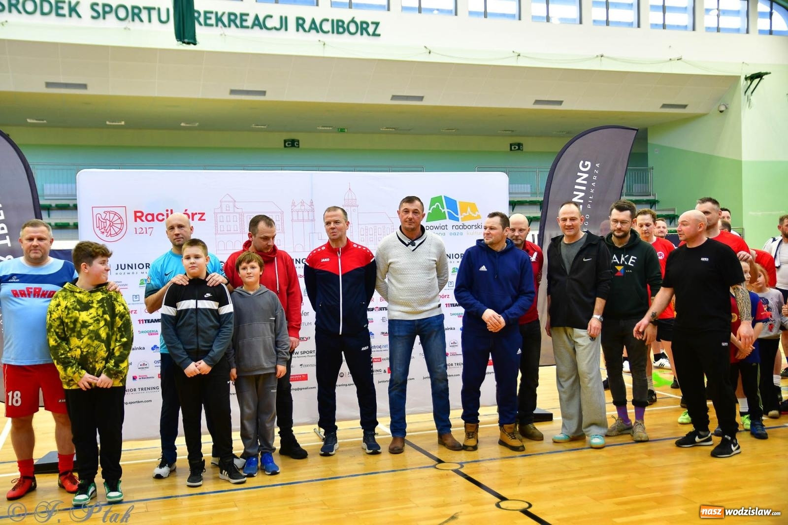 Zdjęcie w galerii na portalu naszwodzislaw.com: Rodzice młodych piłkarzy rywalizowali w hali OSiR Racibórz [FOTO] wiadomości z regionu