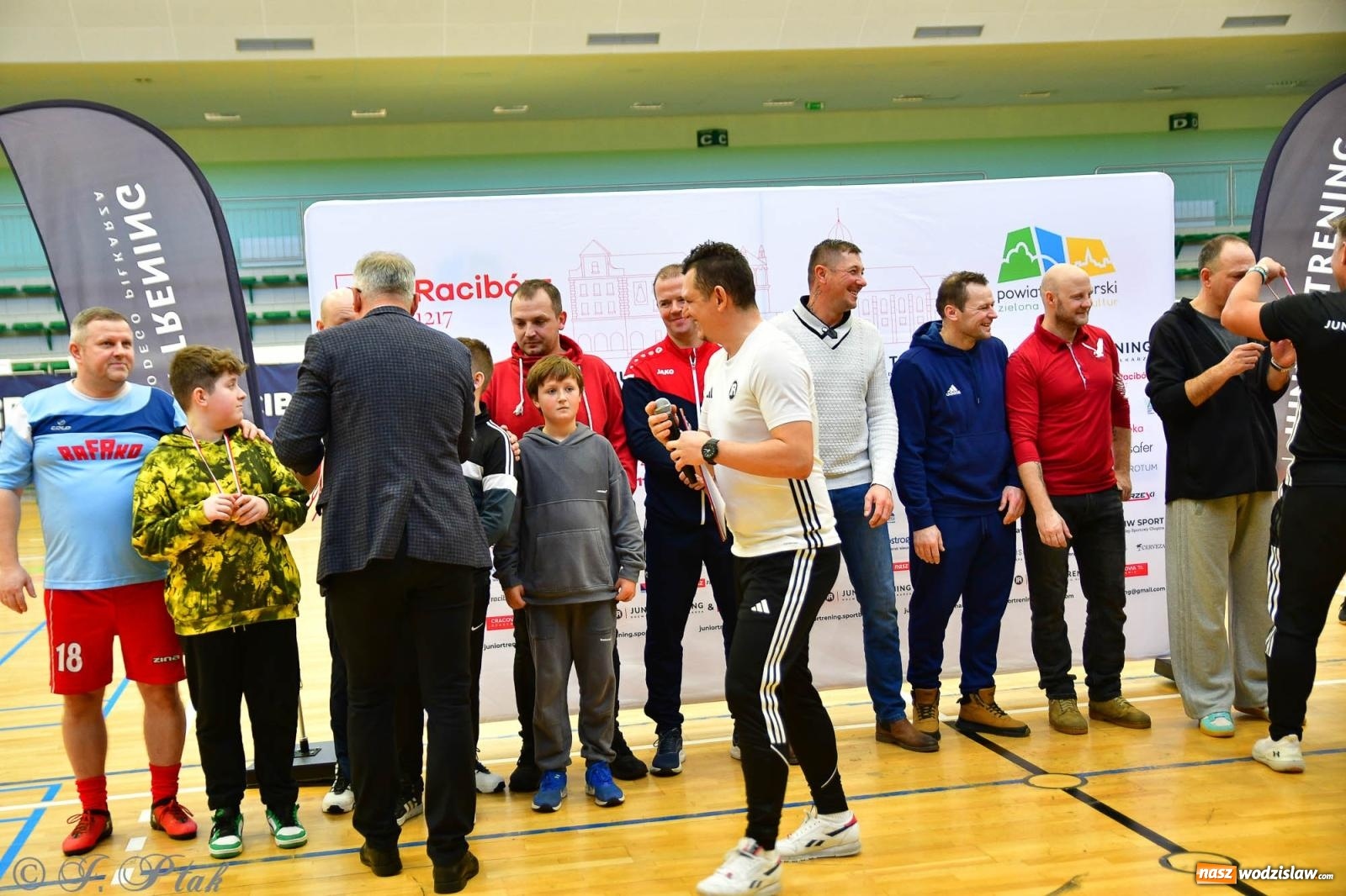 Zdjęcie w galerii na portalu naszwodzislaw.com: Rodzice młodych piłkarzy rywalizowali w hali OSiR Racibórz [FOTO] wiadomości z regionu