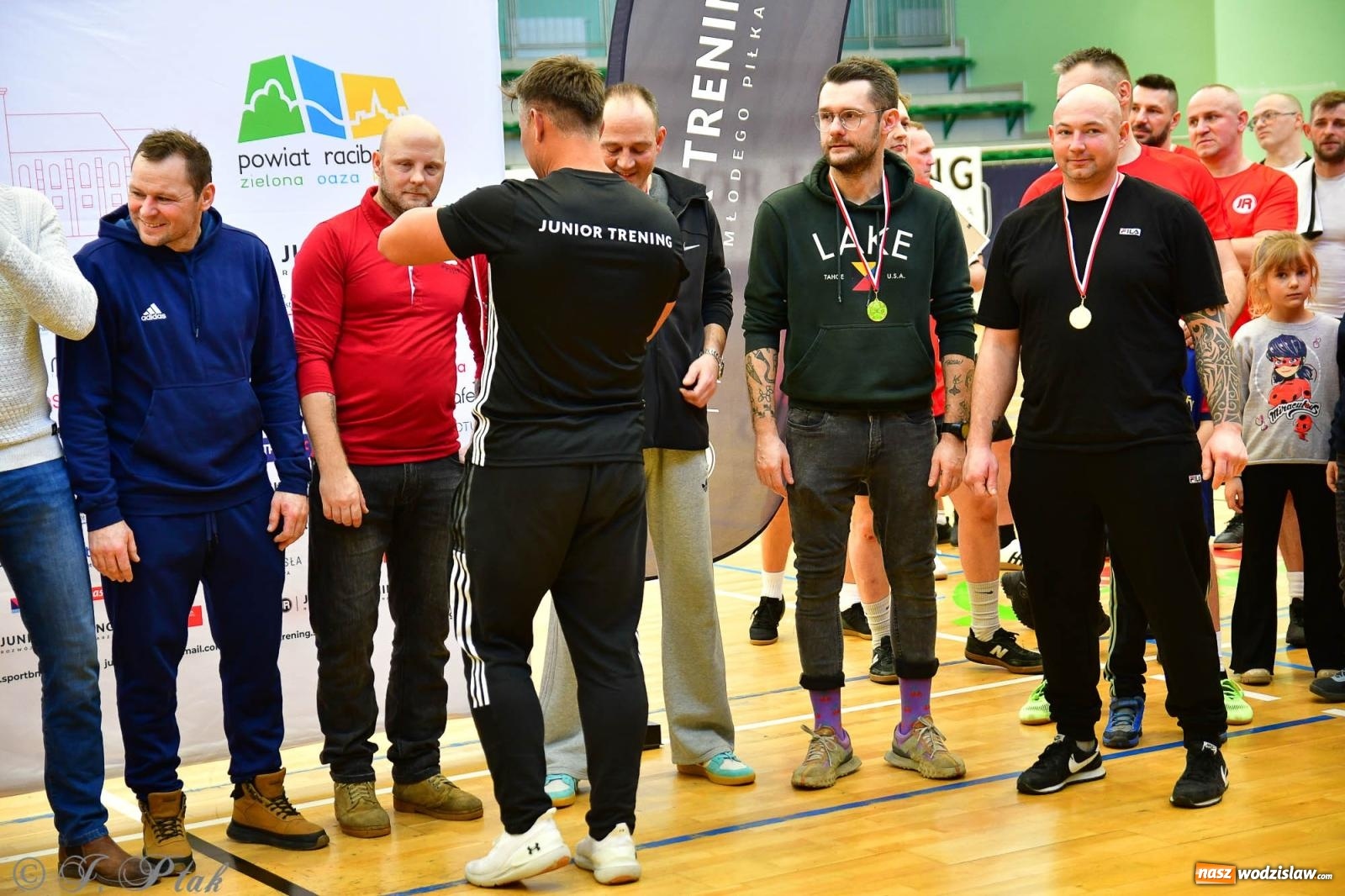 Zdjęcie w galerii na portalu naszwodzislaw.com: Rodzice młodych piłkarzy rywalizowali w hali OSiR Racibórz [FOTO] wiadomości z regionu