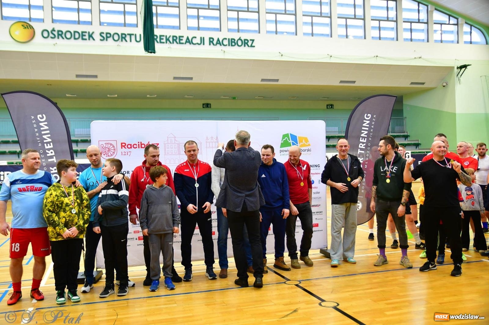 Zdjęcie w galerii na portalu naszwodzislaw.com: Rodzice młodych piłkarzy rywalizowali w hali OSiR Racibórz [FOTO] wiadomości z regionu