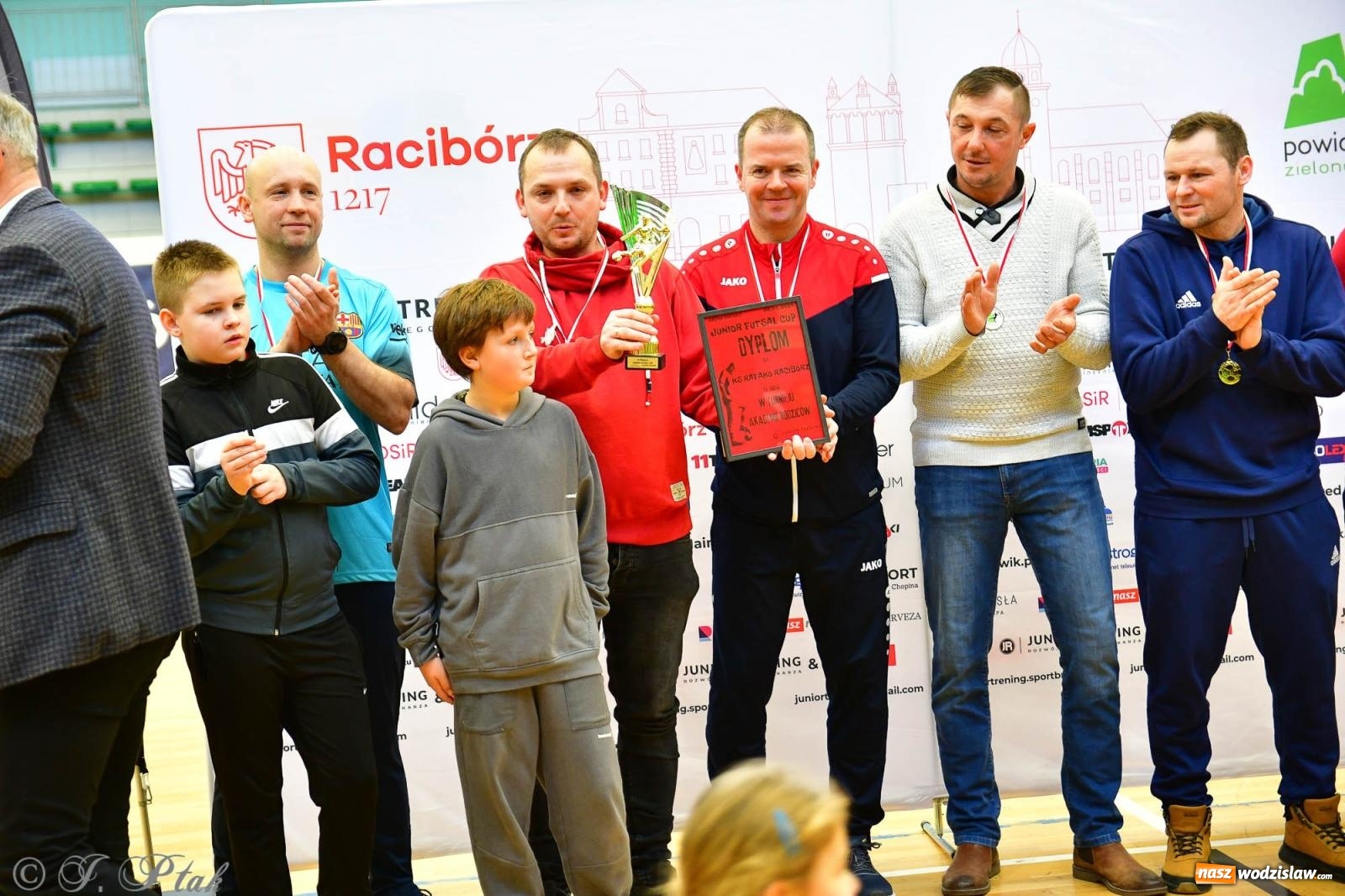 Zdjęcie w galerii na portalu naszwodzislaw.com: Rodzice młodych piłkarzy rywalizowali w hali OSiR Racibórz [FOTO] wiadomości z regionu