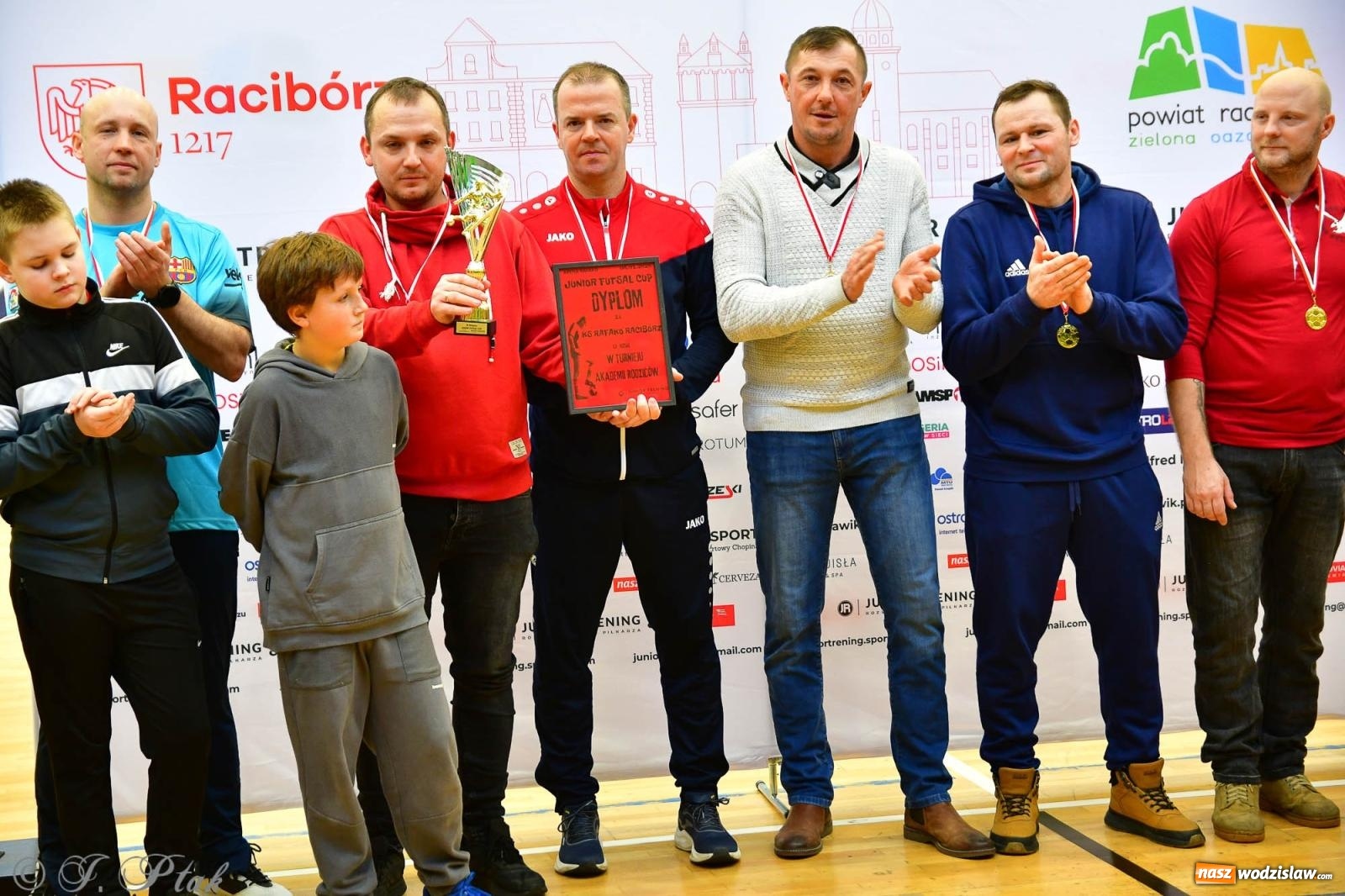 Zdjęcie w galerii na portalu naszwodzislaw.com: Rodzice młodych piłkarzy rywalizowali w hali OSiR Racibórz [FOTO] wiadomości z regionu