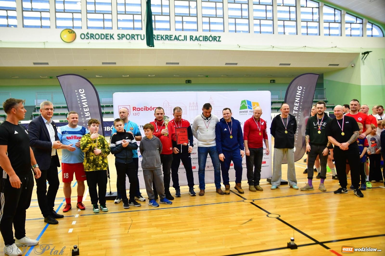 Zdjęcie w galerii na portalu naszwodzislaw.com: Rodzice młodych piłkarzy rywalizowali w hali OSiR Racibórz [FOTO] wiadomości z regionu