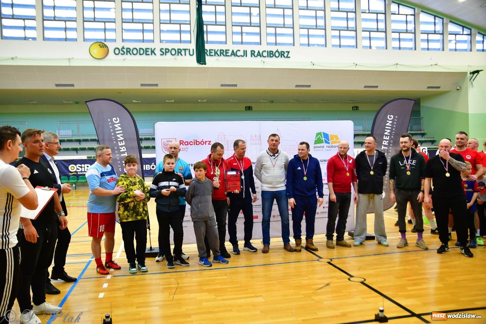 Zdjęcie w galerii na portalu naszwodzislaw.com: Rodzice młodych piłkarzy rywalizowali w hali OSiR Racibórz [FOTO] wiadomości z regionu