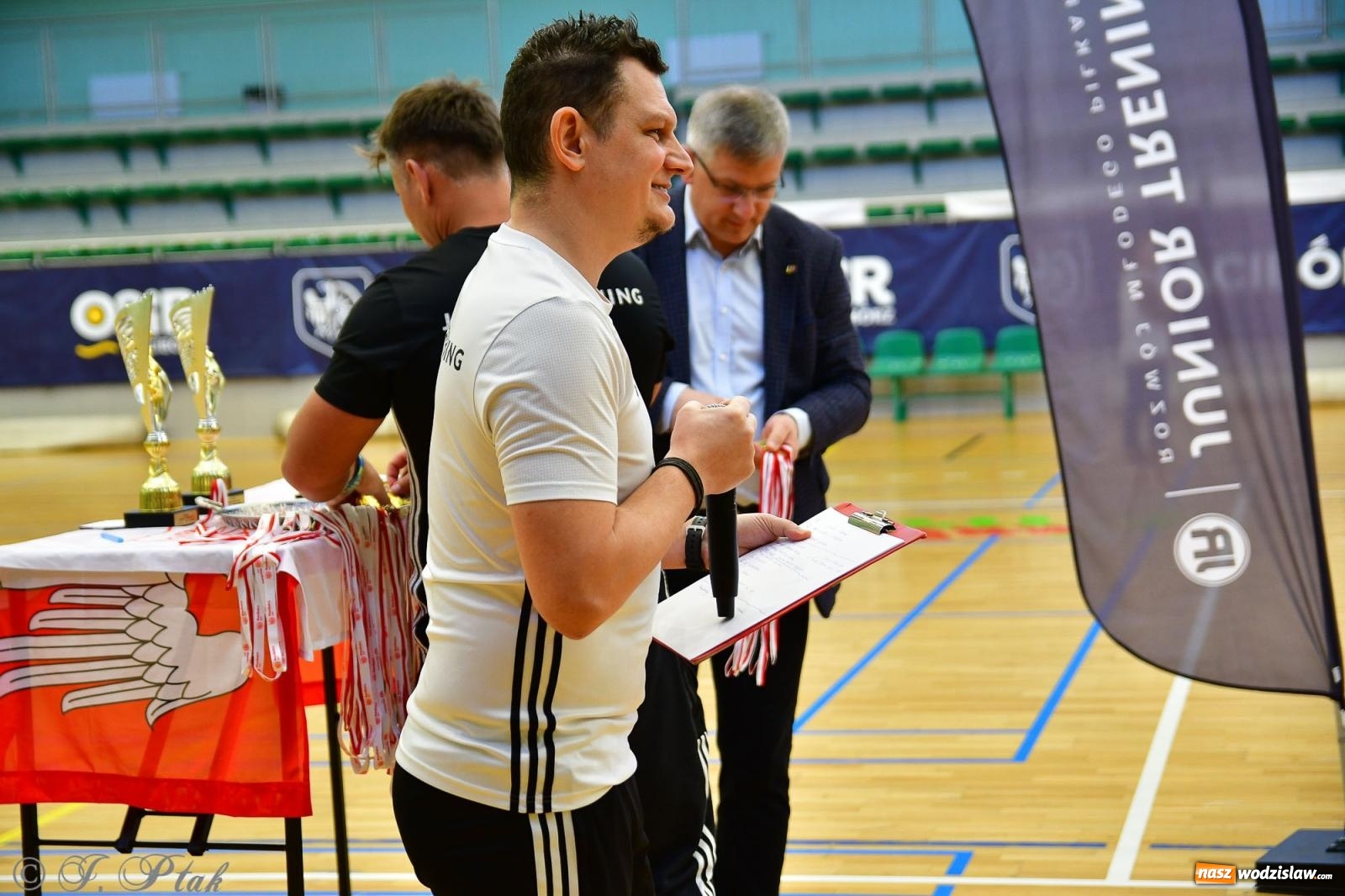 Zdjęcie w galerii na portalu naszwodzislaw.com: Rodzice młodych piłkarzy rywalizowali w hali OSiR Racibórz [FOTO] wiadomości z regionu