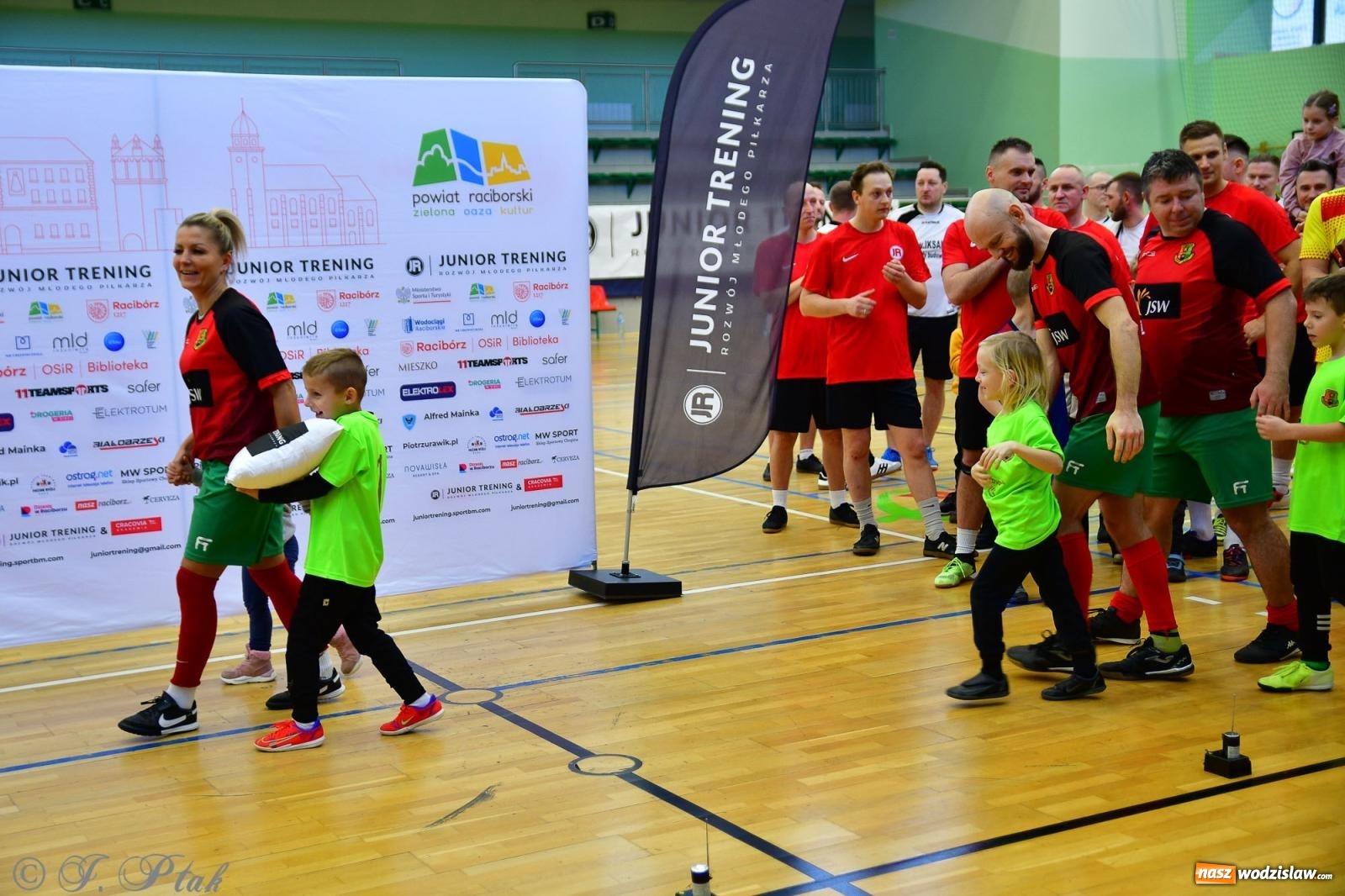 Zdjęcie w galerii na portalu naszwodzislaw.com: Rodzice młodych piłkarzy rywalizowali w hali OSiR Racibórz [FOTO] wiadomości z regionu