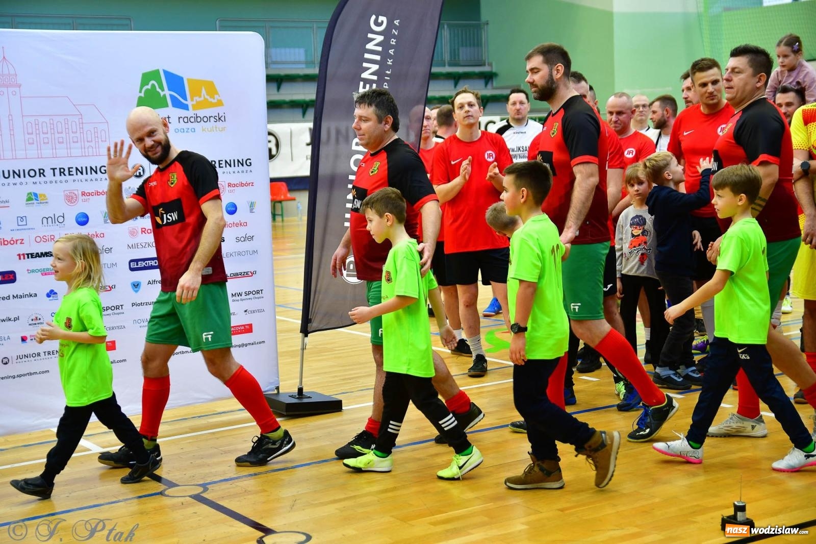 Zdjęcie w galerii na portalu naszwodzislaw.com: Rodzice młodych piłkarzy rywalizowali w hali OSiR Racibórz [FOTO] wiadomości z regionu