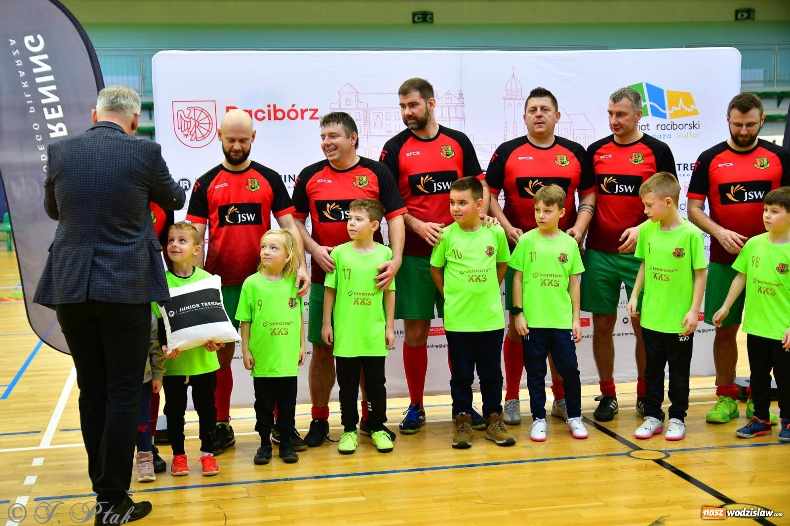 Zdjęcie w galerii na portalu naszwodzislaw.com: Rodzice młodych piłkarzy rywalizowali w hali OSiR Racibórz [FOTO] wiadomości z regionu