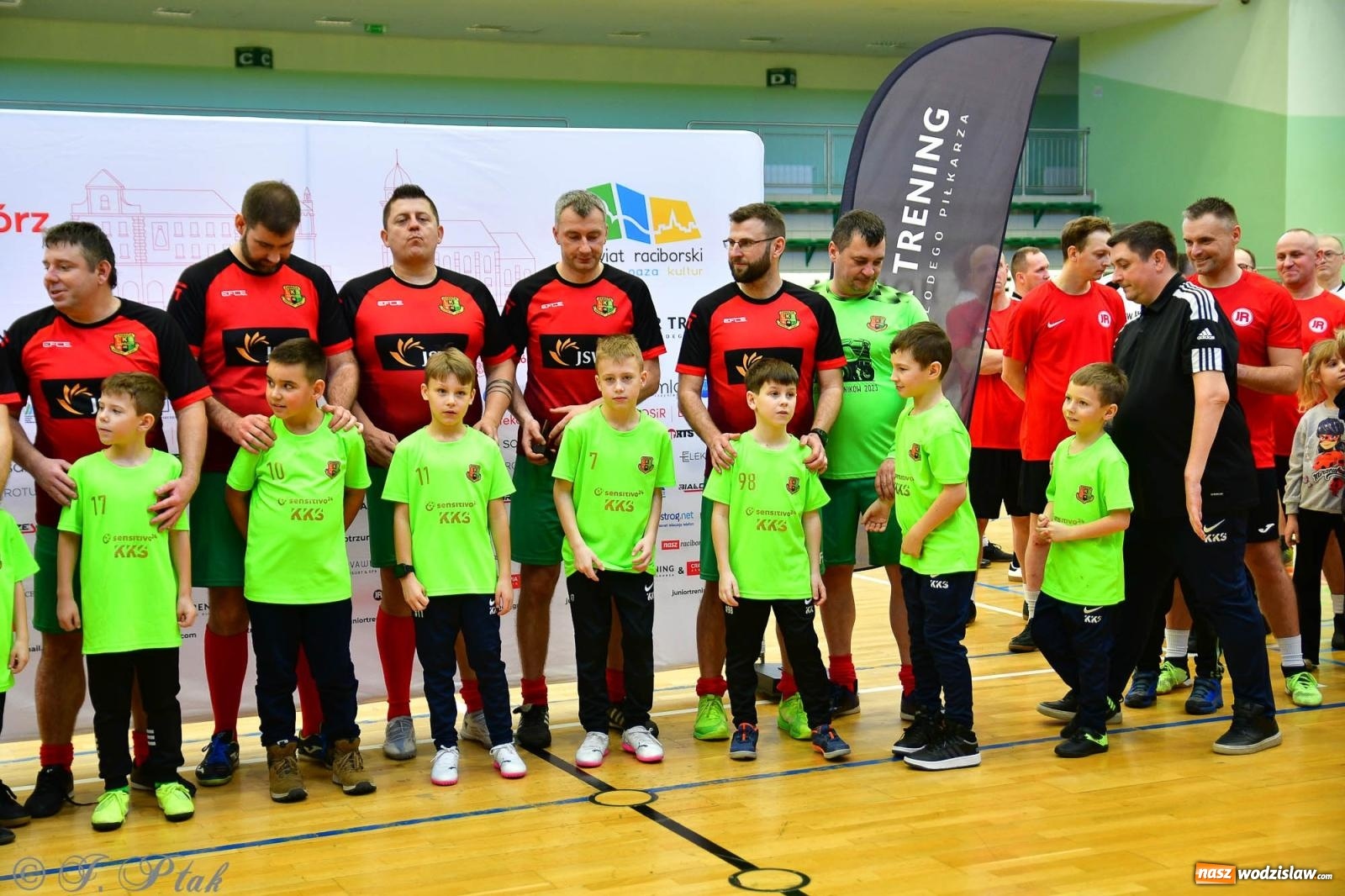 Zdjęcie w galerii na portalu naszwodzislaw.com: Rodzice młodych piłkarzy rywalizowali w hali OSiR Racibórz [FOTO] wiadomości z regionu