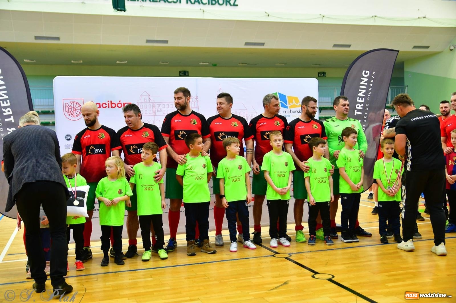 Zdjęcie w galerii na portalu naszwodzislaw.com: Rodzice młodych piłkarzy rywalizowali w hali OSiR Racibórz [FOTO] wiadomości z regionu