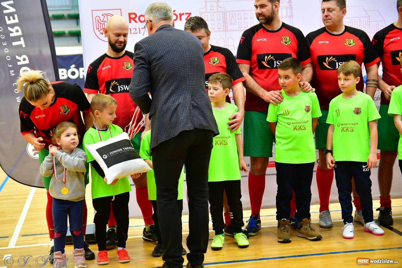 Zdjęcie w galerii na portalu naszwodzislaw.com: Rodzice młodych piłkarzy rywalizowali w hali OSiR Racibórz [FOTO] wiadomości z regionu