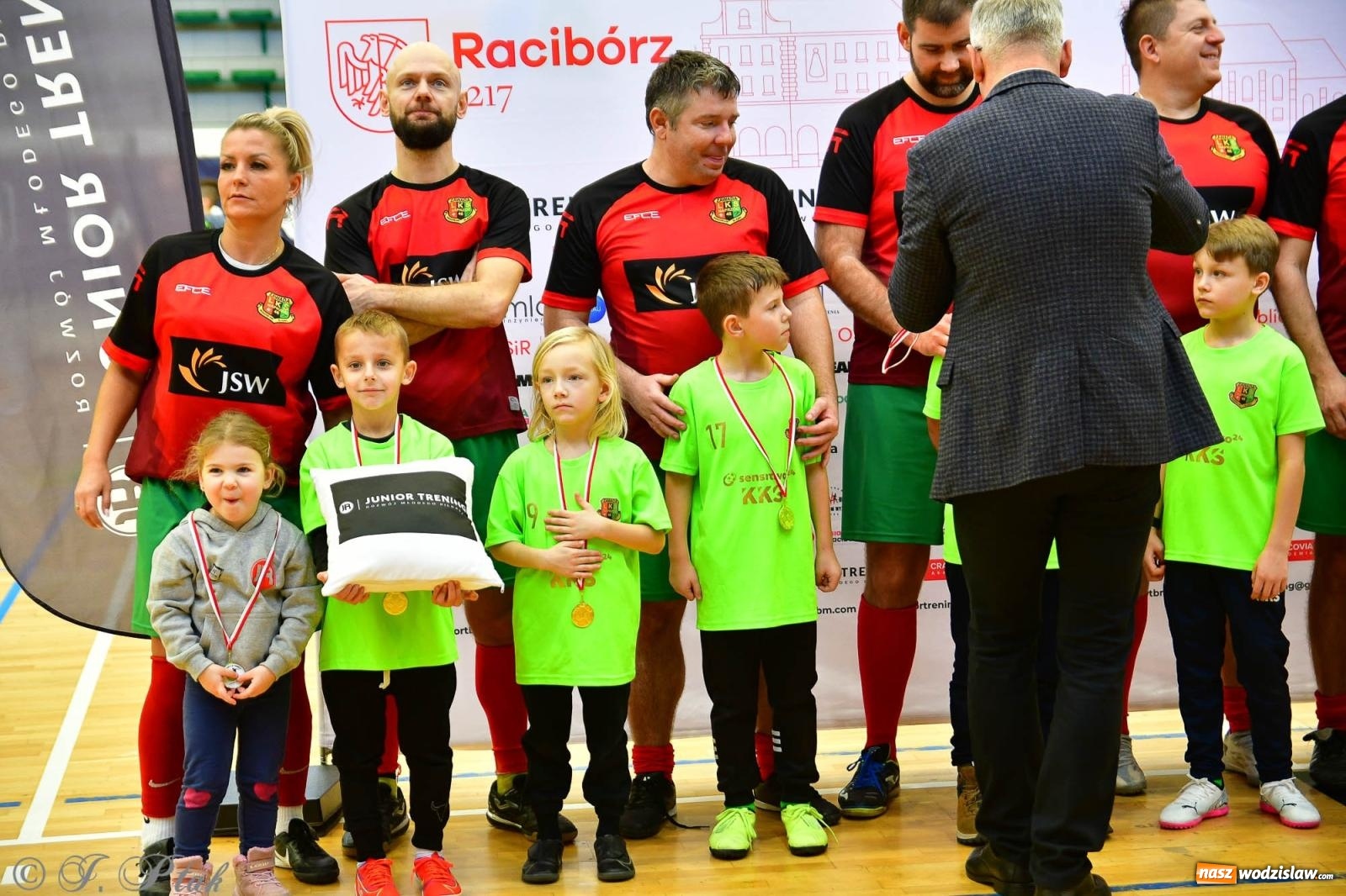 Zdjęcie w galerii na portalu naszwodzislaw.com: Rodzice młodych piłkarzy rywalizowali w hali OSiR Racibórz [FOTO] wiadomości z regionu