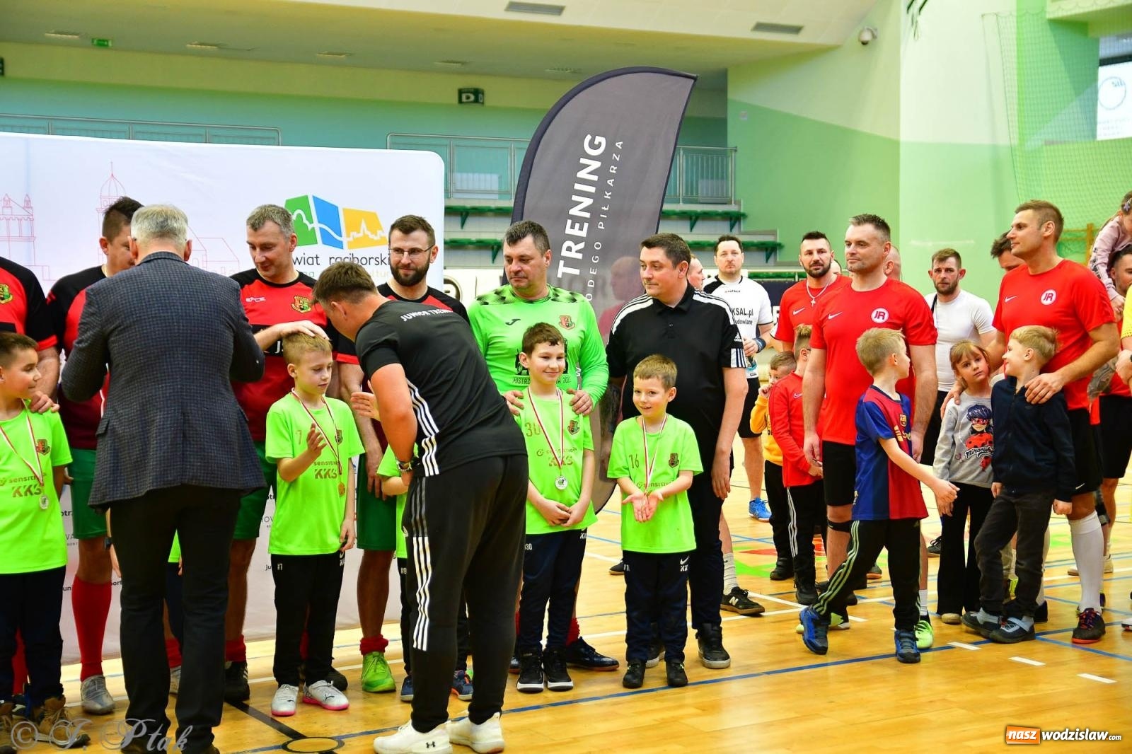 Zdjęcie w galerii na portalu naszwodzislaw.com: Rodzice młodych piłkarzy rywalizowali w hali OSiR Racibórz [FOTO] wiadomości z regionu