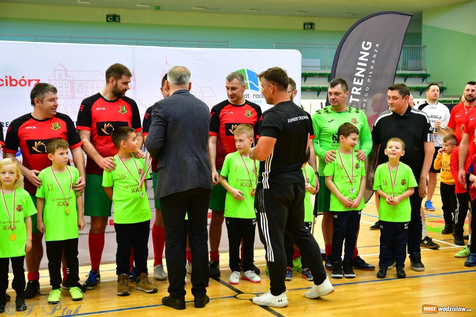 Zdjęcie w galerii na portalu naszwodzislaw.com: Rodzice młodych piłkarzy rywalizowali w hali OSiR Racibórz [FOTO] wiadomości z regionu