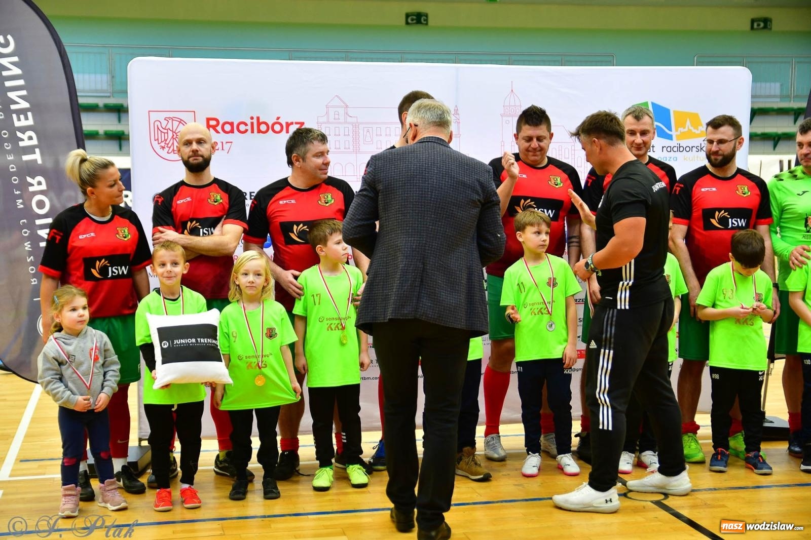 Zdjęcie w galerii na portalu naszwodzislaw.com: Rodzice młodych piłkarzy rywalizowali w hali OSiR Racibórz [FOTO] wiadomości z regionu