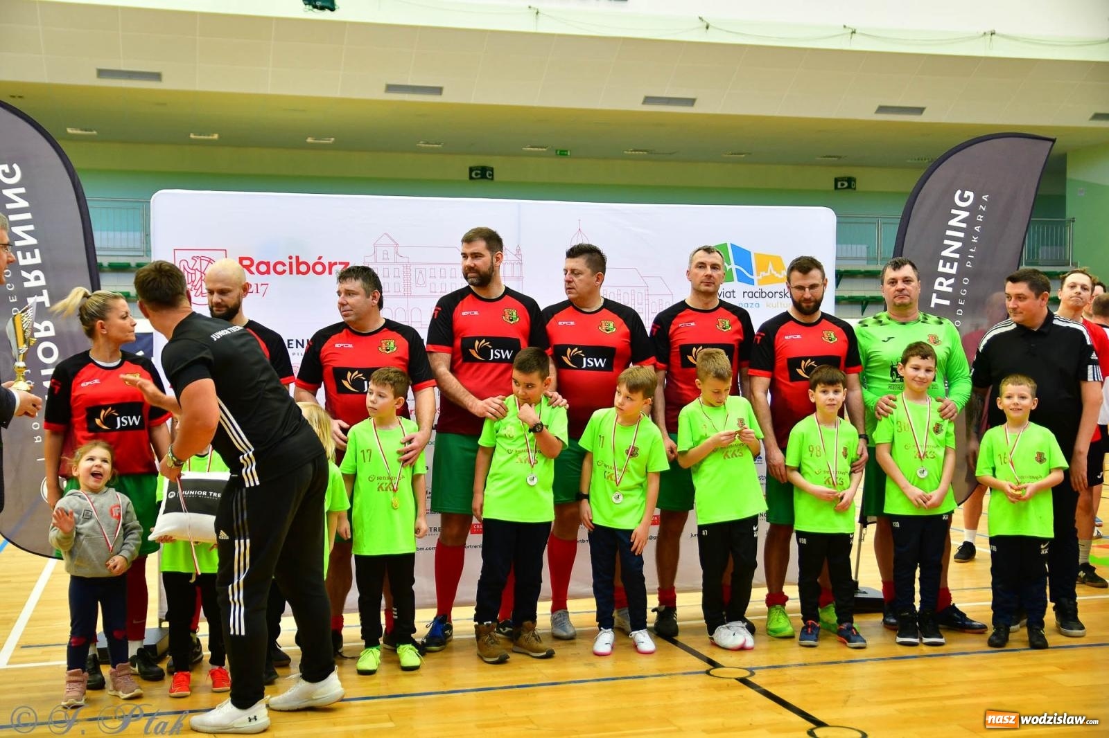 Zdjęcie w galerii na portalu naszwodzislaw.com: Rodzice młodych piłkarzy rywalizowali w hali OSiR Racibórz [FOTO] wiadomości z regionu