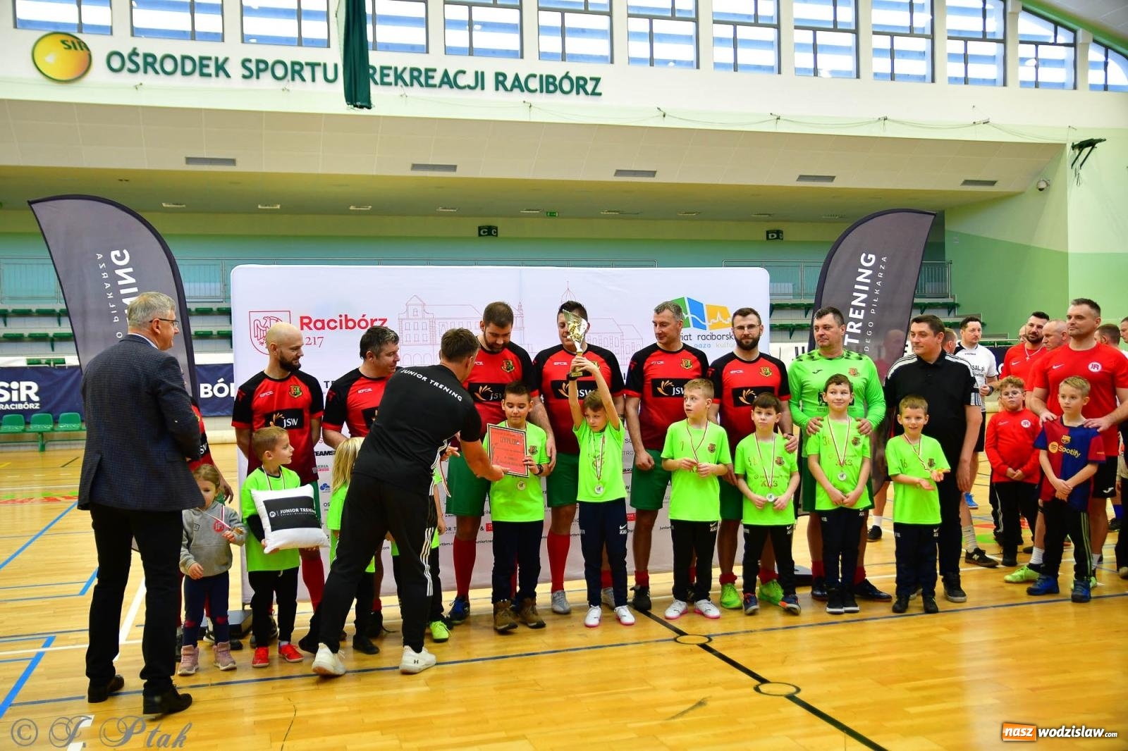 Zdjęcie w galerii na portalu naszwodzislaw.com: Rodzice młodych piłkarzy rywalizowali w hali OSiR Racibórz [FOTO] wiadomości z regionu