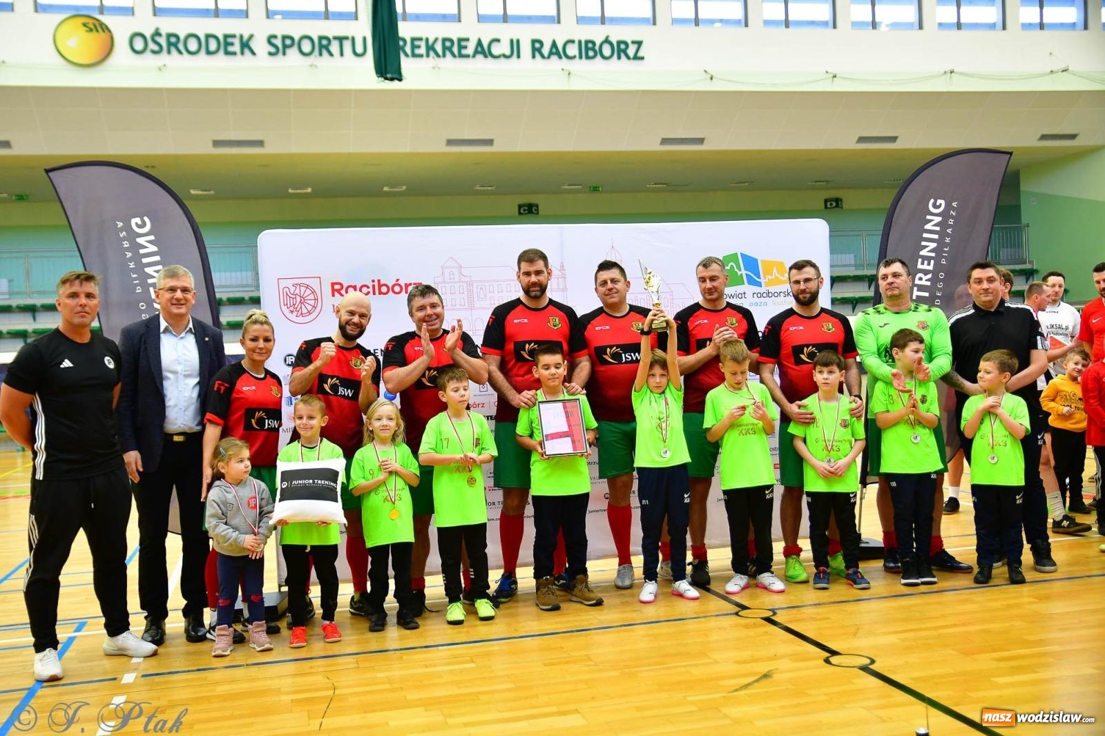 Zdjęcie w galerii na portalu naszwodzislaw.com: Rodzice młodych piłkarzy rywalizowali w hali OSiR Racibórz [FOTO] wiadomości z regionu